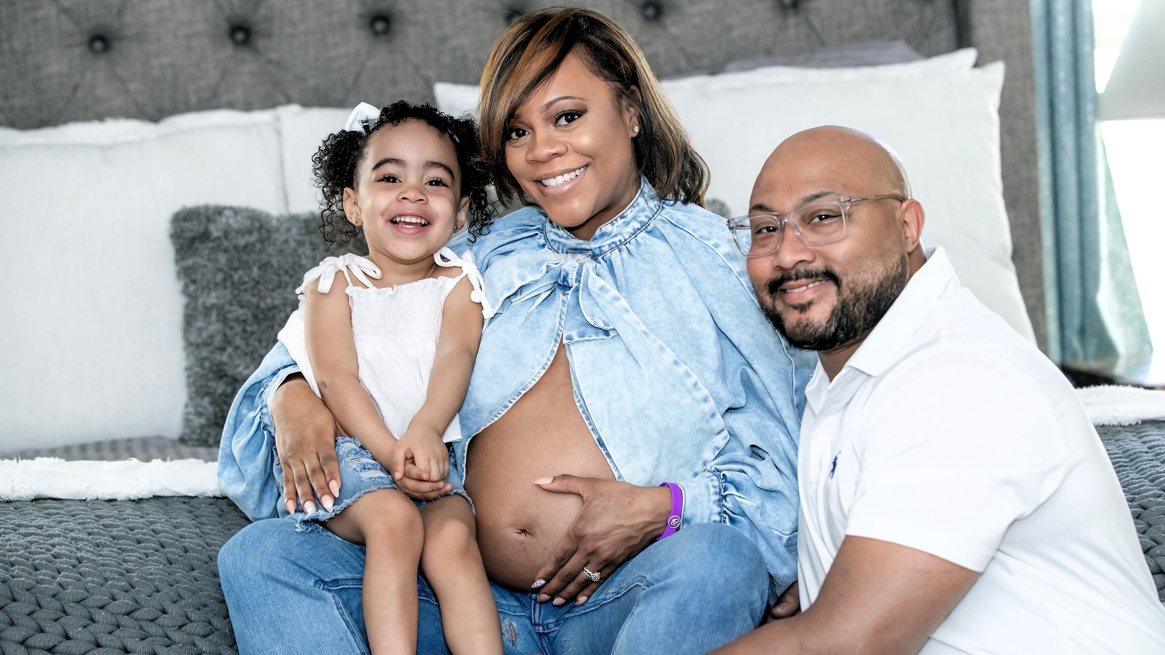 Metria Cauthen shows off her baby bump (and her birth alert bracelet) with husband, Armand Cauthen, and 3-year-old daughter, Autumn. (Aaron Moon/Courtesy Wellstar Cobb Medical Center)
