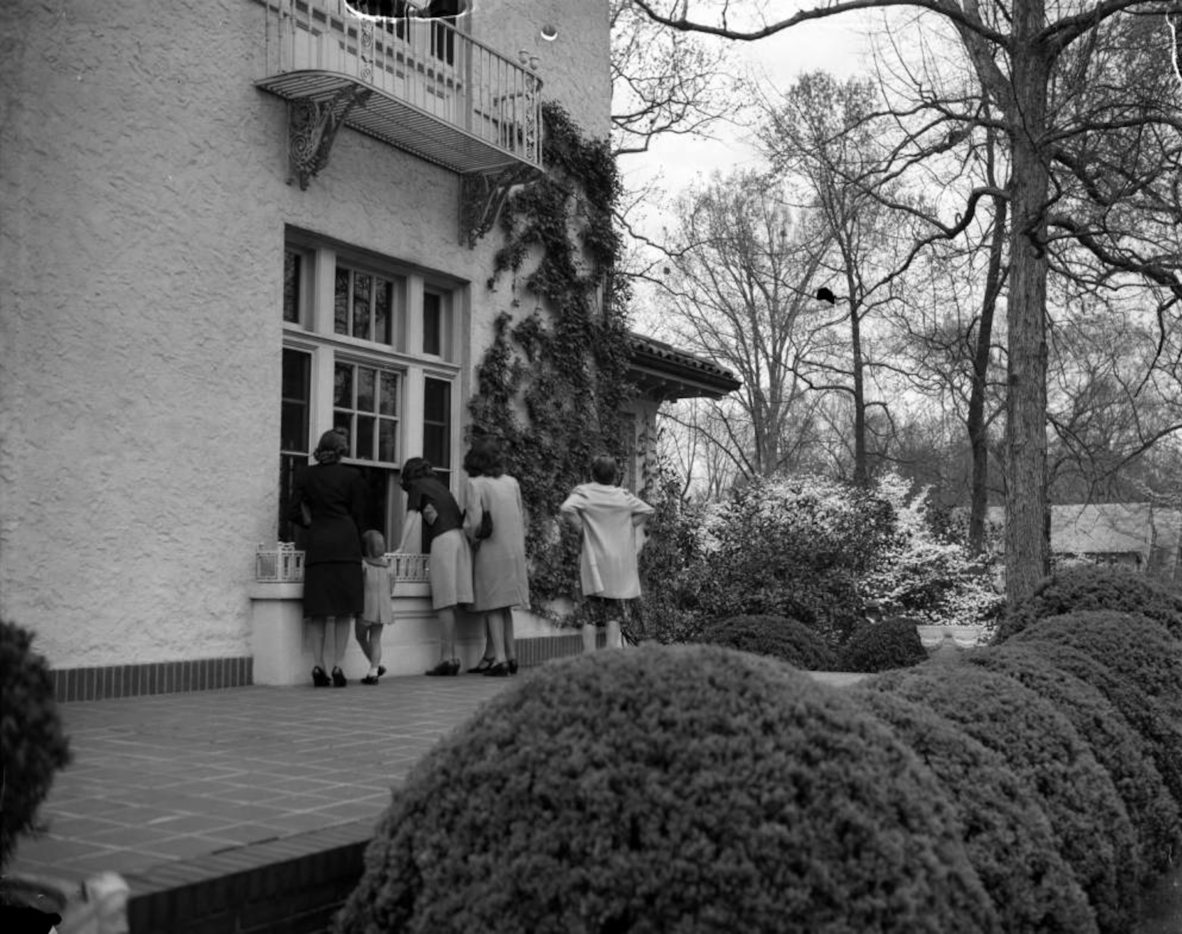 Curious onlookers at the Rainbow Terrace mansion, home of murder victim Henry Heinz, who was shot while trying to thwart a robbery. It's now Lullwater Estate.