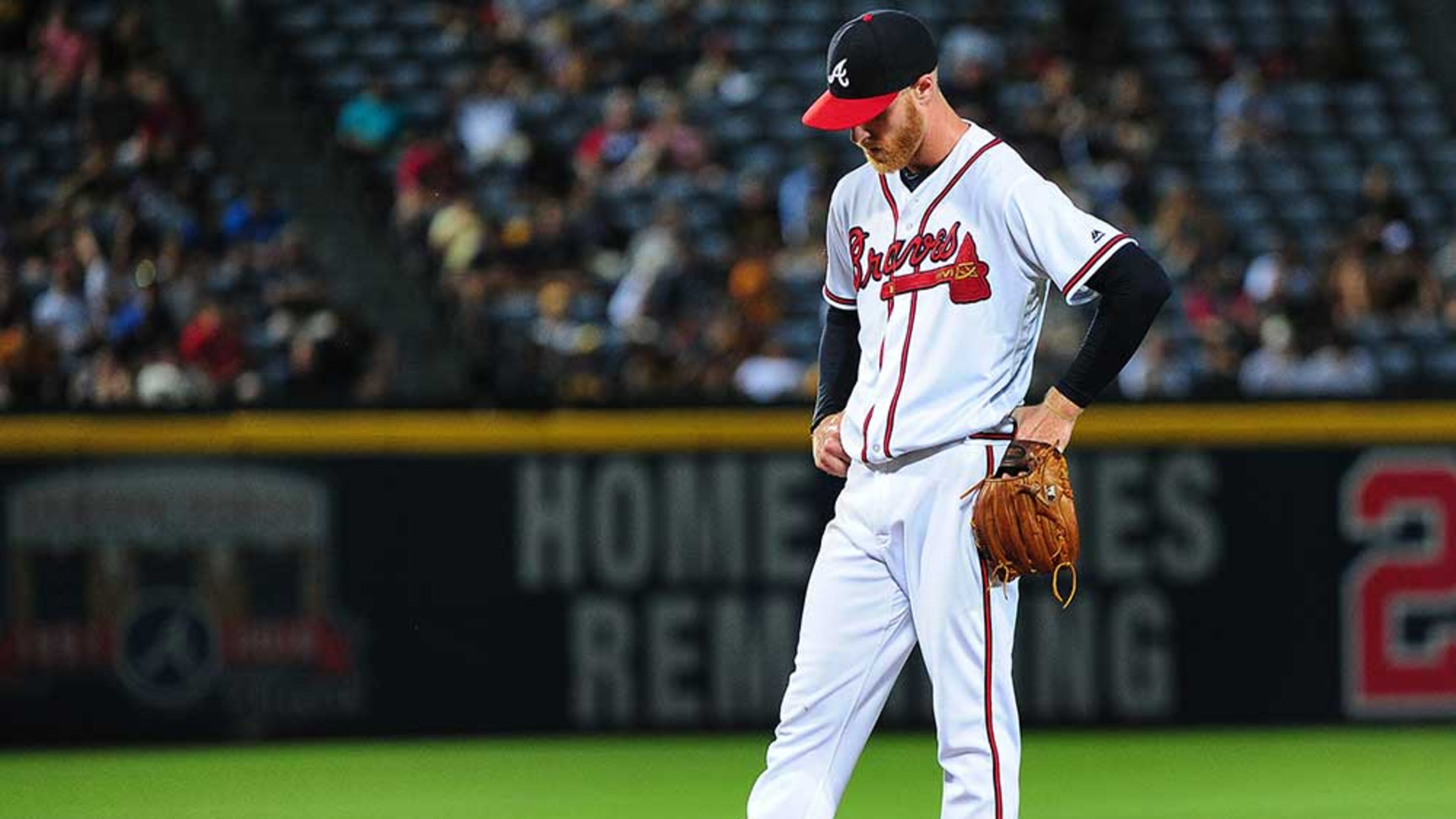 Mike Foltynewicz waits for manager Brian Snitker (not shown) to make a sixth-inning pitching change Tuesday against the Pirates.