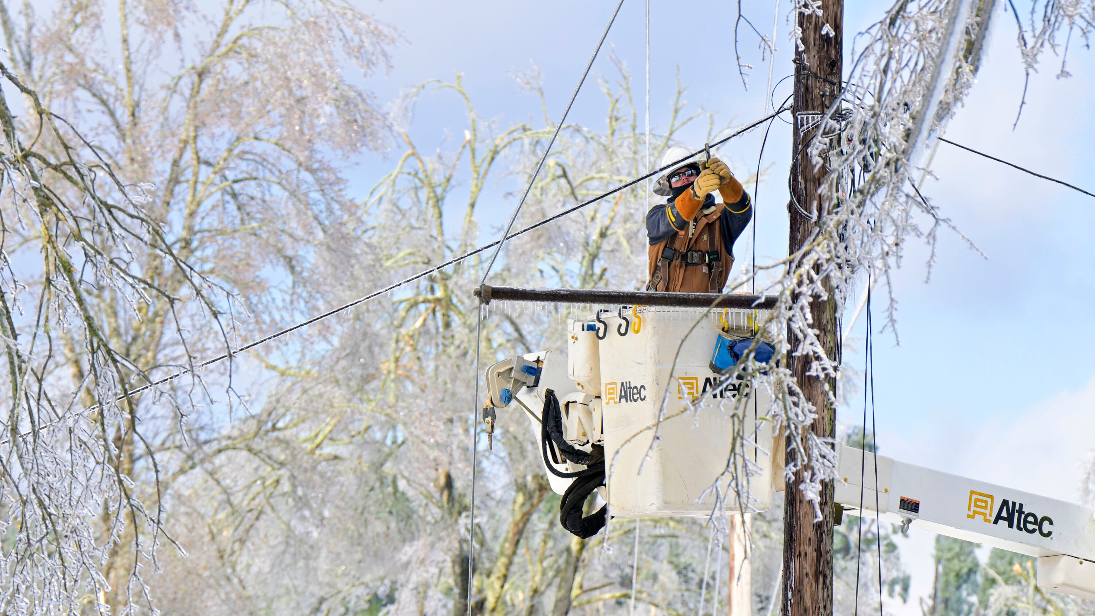 A lineman works to restore power in Oxford, Miss. on Monday, Jan. 26, 2026, following a weekend ice storm. (AP Photo/Bruce Newman)