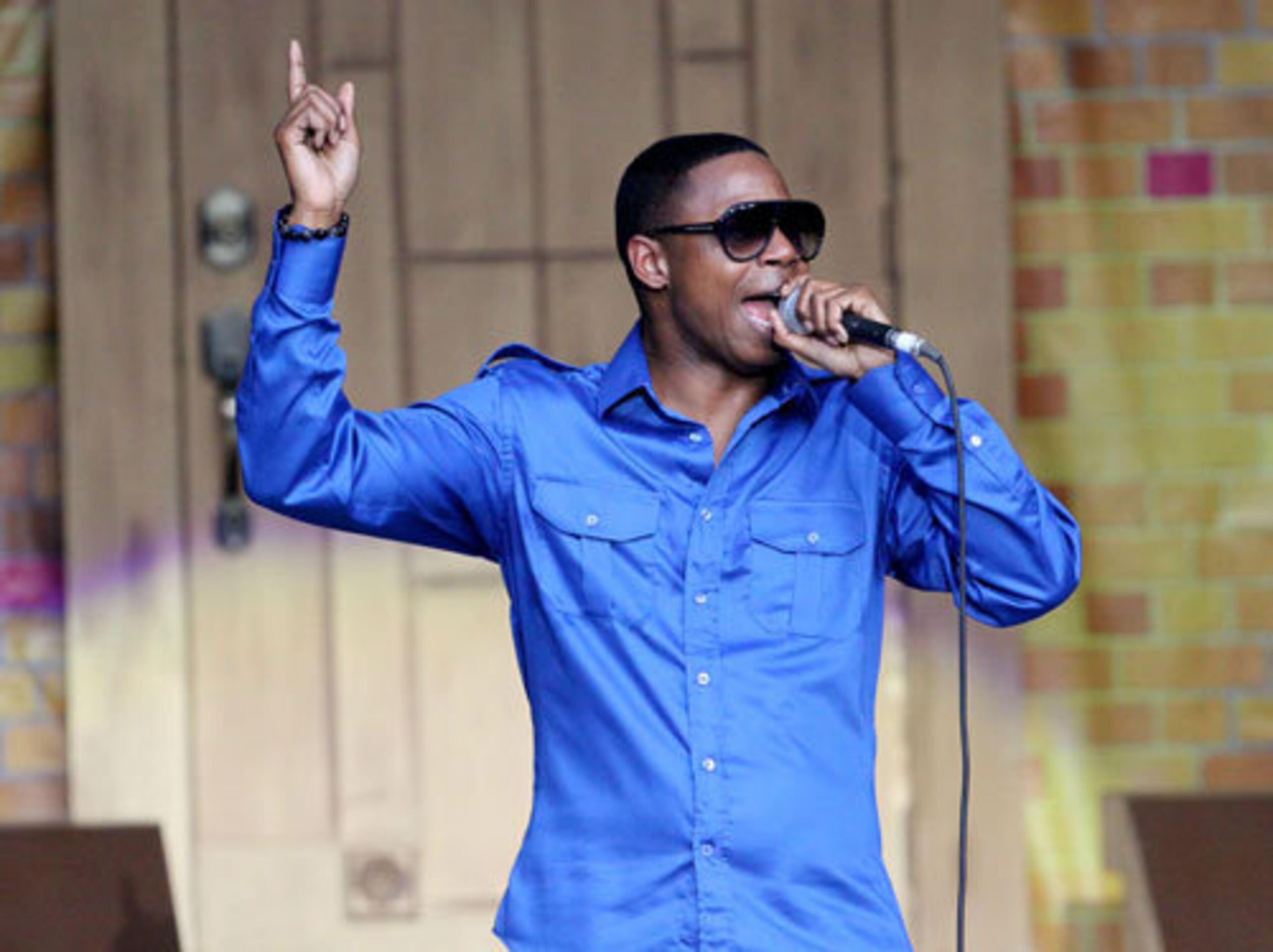 "The Human Beat Box" himself, Doug E. Fresh performs.