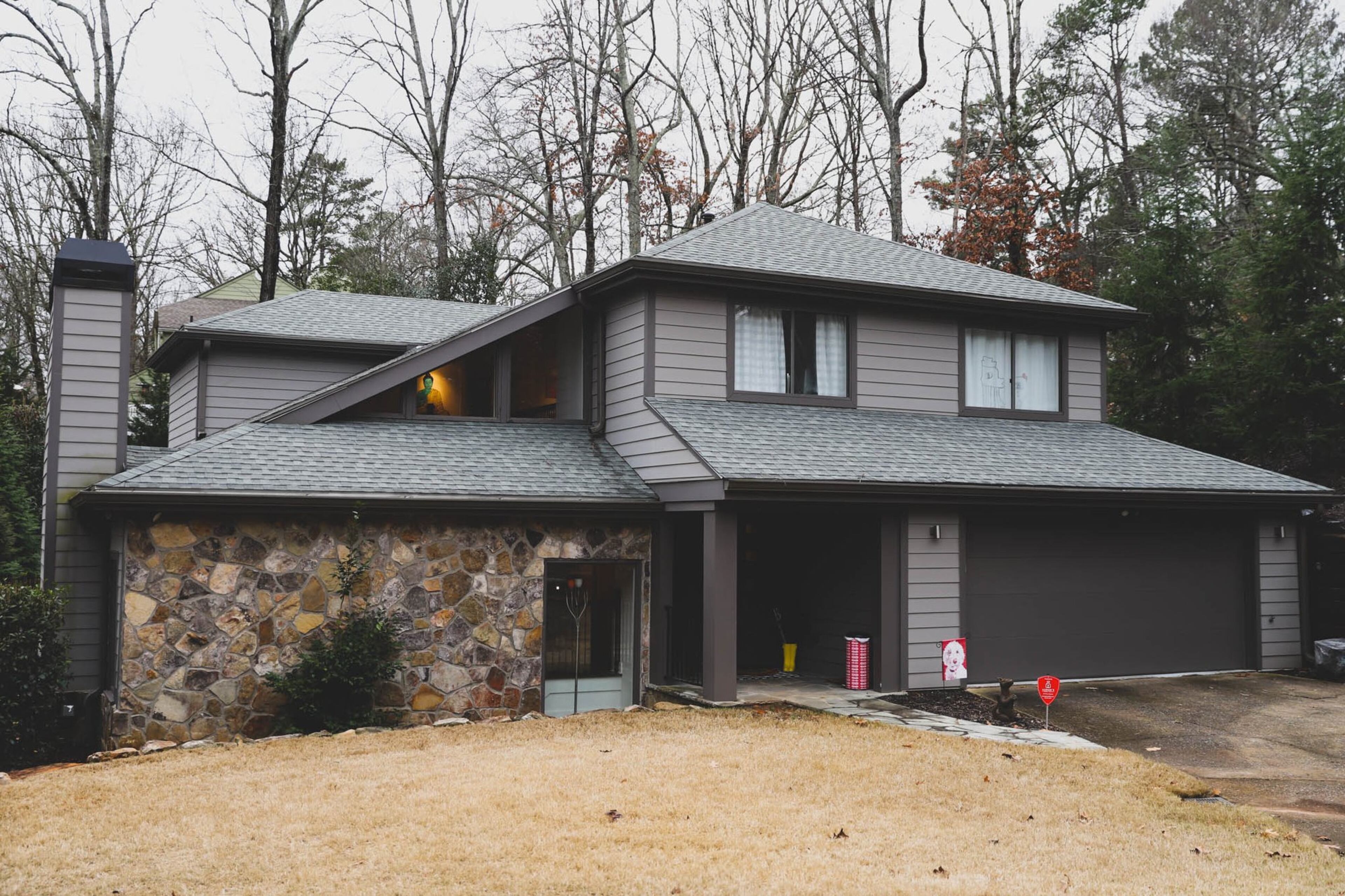 Paola and Jeff Roder bought their mid-century modern home in 2019 and filled it with colorful art and pop art style. The space is 2,800 square feet with four bedrooms and two-and-a-half bathrooms. Text by Shannon Dominy. Photo by Reynolds Rogers.