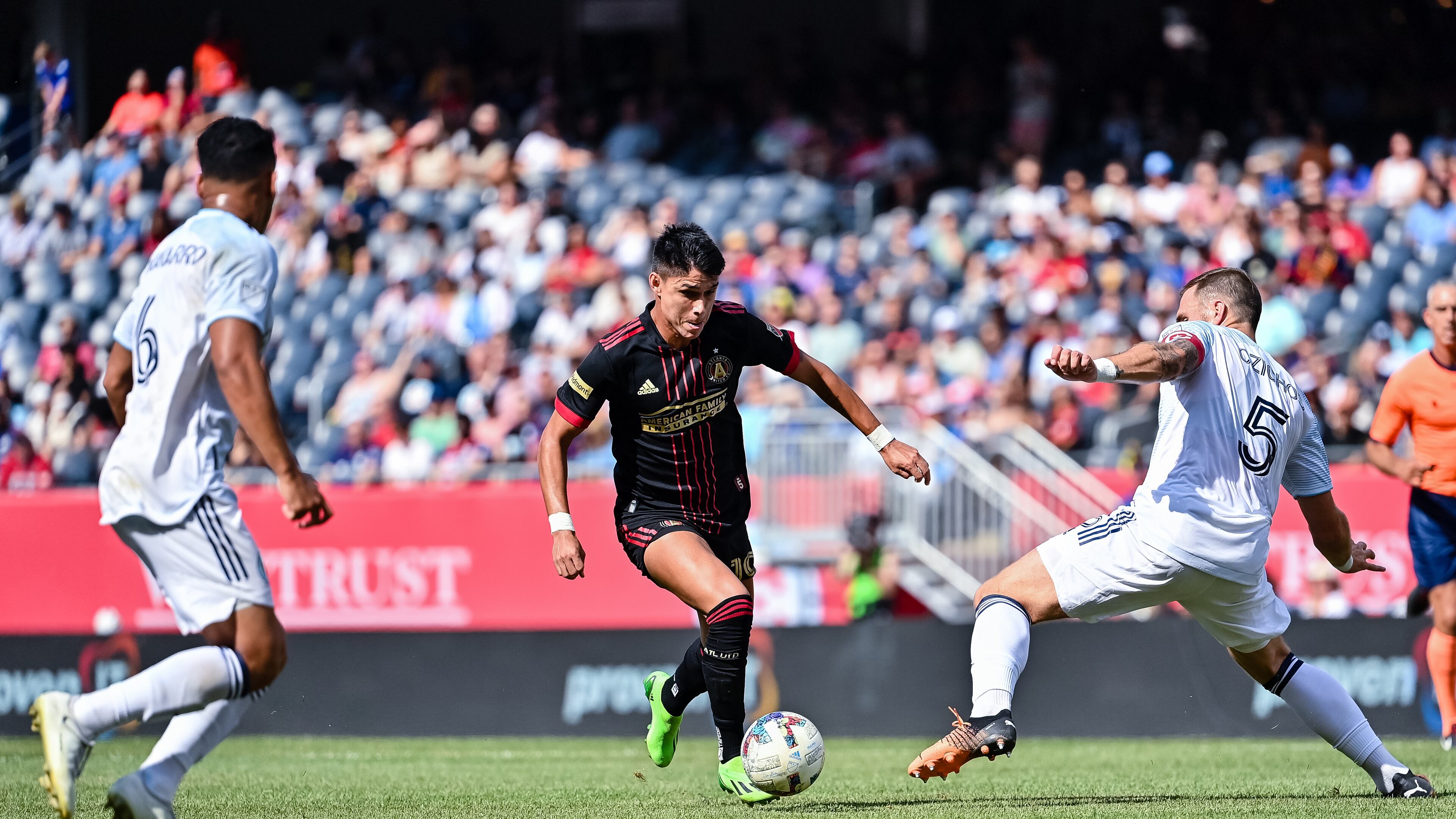Atlanta United forward Luiz Araújo #19 dribbles the ball during the first half of the match against Chicago Fire FC at Soldier Field in Chicago, United States on Saturday July 30, 2022. (Photo by Dakota Williams/Atlanta United)