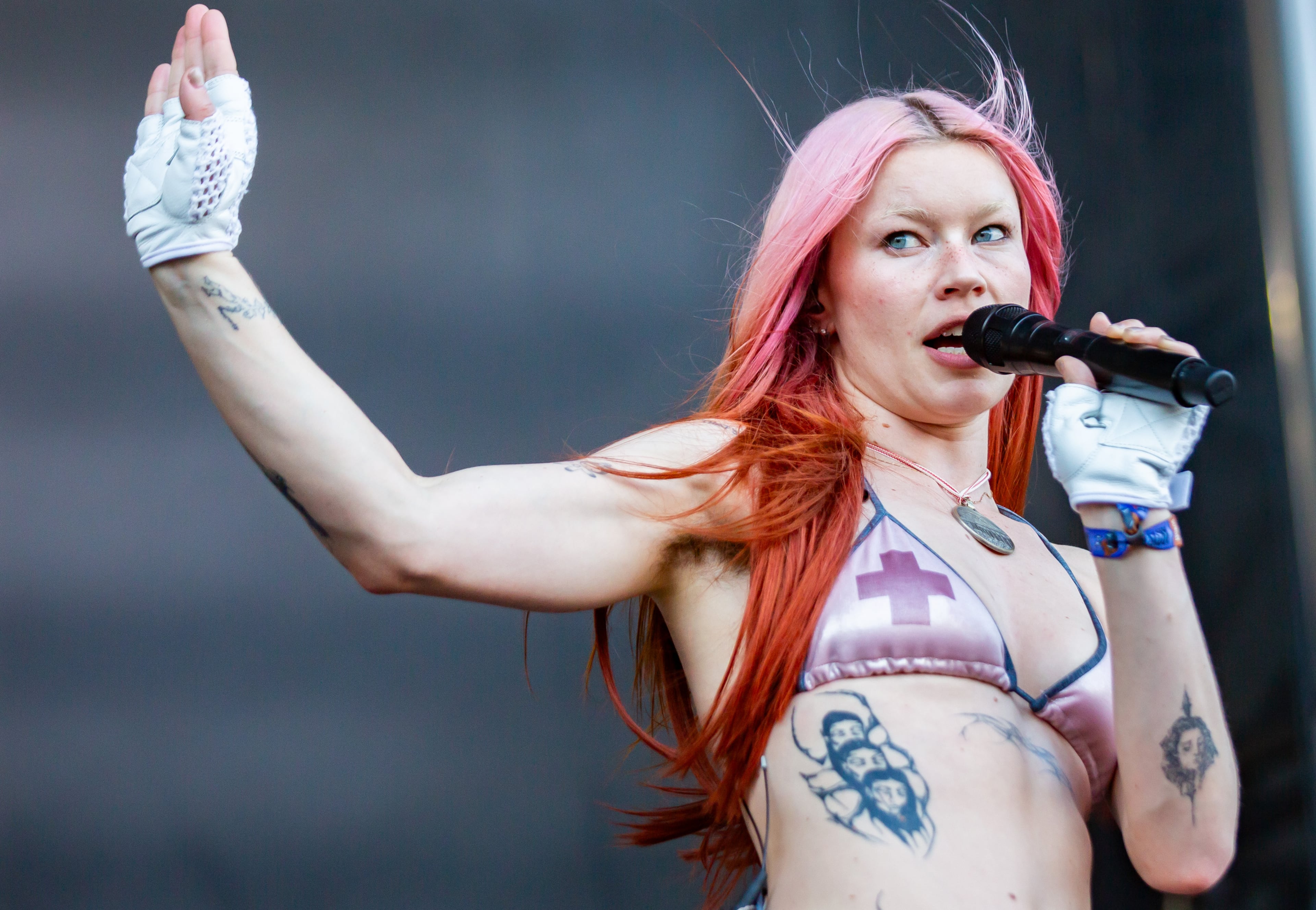 Atlanta, Ga. — British indie rockers Wet Leg drew a huge crowd on Sunday evening, Sept. 21, 2025, at Piedmont Park. Lead singer Rhian Teasdale showed why she’s become a standout star over the past year. (RYAN FLEISHER FOR THE ATLANTA JOURNAL-CONSTITUTION)