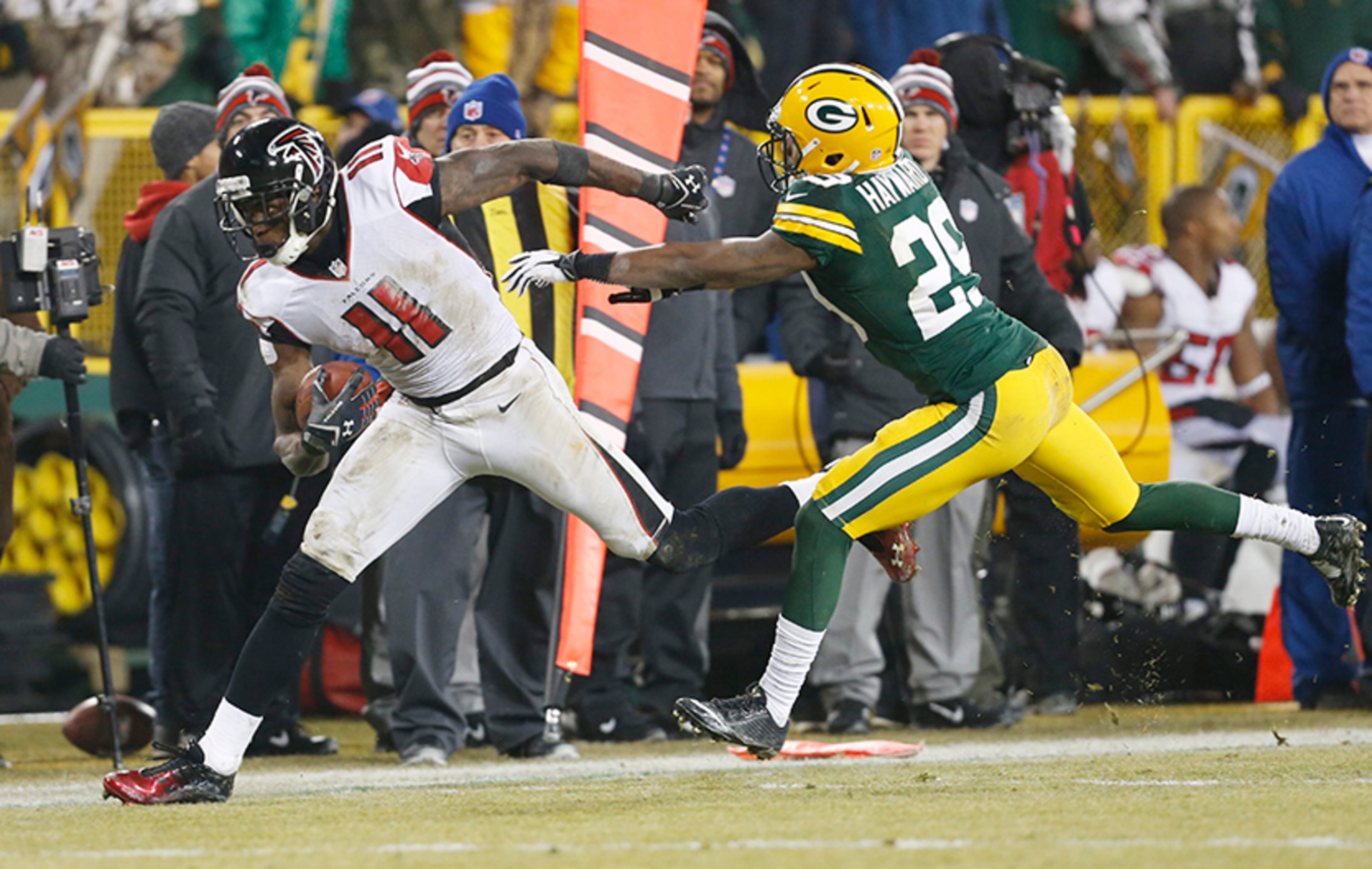Atlanta Falcons' Julio Jones catches a pass in front of Green Bay Packers' Casey Hayward during the second half Monday, Dec. 8, 2014, in Green Bay, Wis.