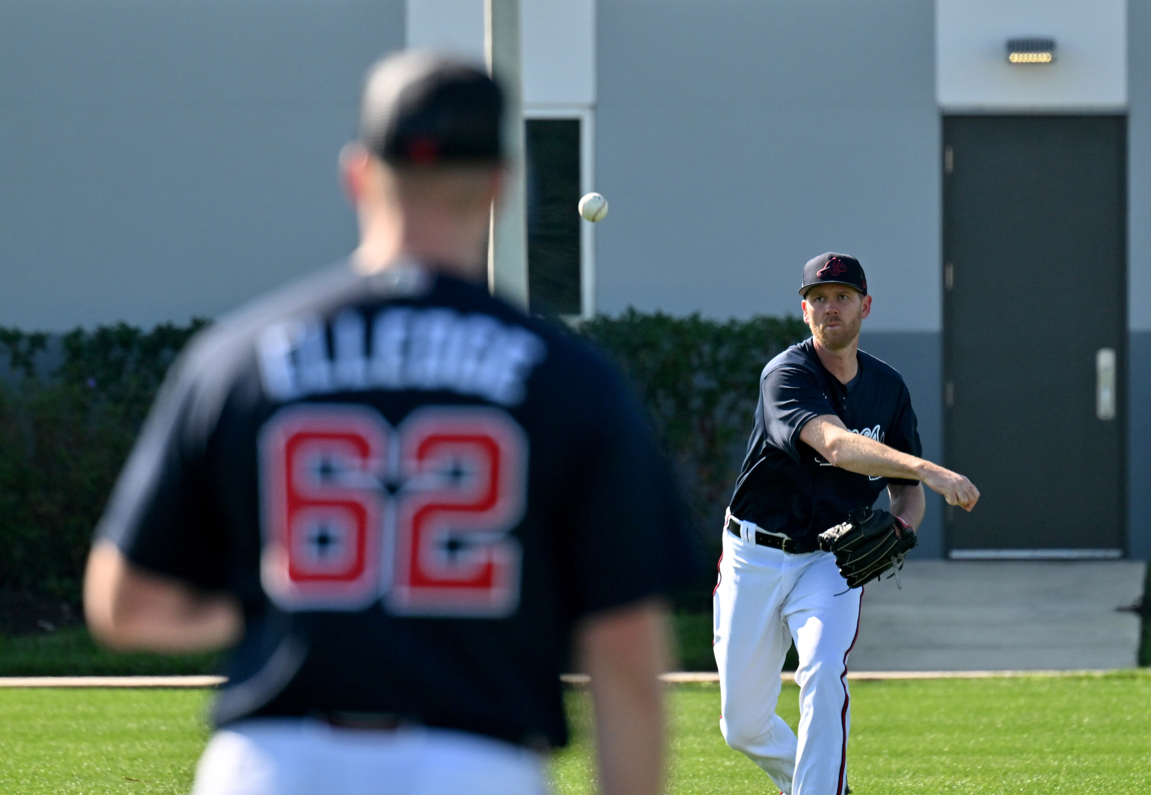 Braves relief pitchers Michael Tonkin (right) and Seth Elledge toss a baseball. (Hyosub Shin / Hyosub.Shin@ajc.com)