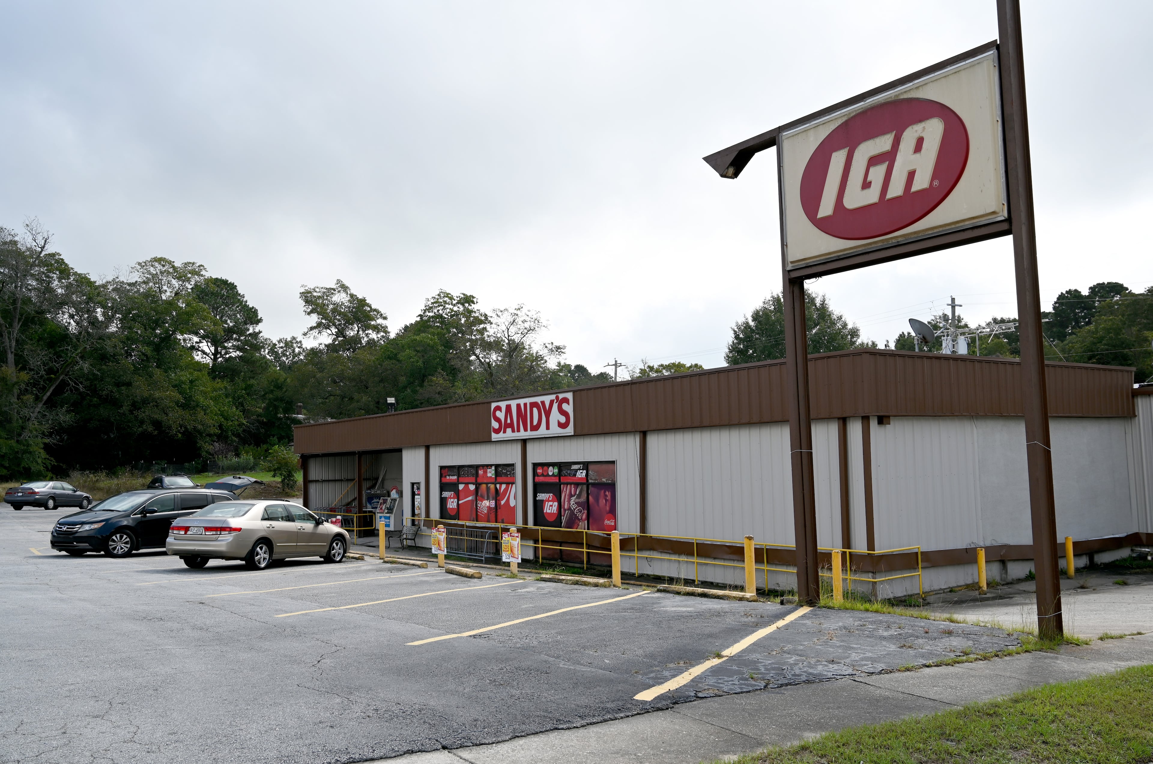 Exterior of Sandy's IGA, which is the lone grocery store in Sparta, Tuesday, October 7, 2025. Hancock County has one of the highest rates of childhood food insecurity in the country. (Hyosub Shin/AJC)