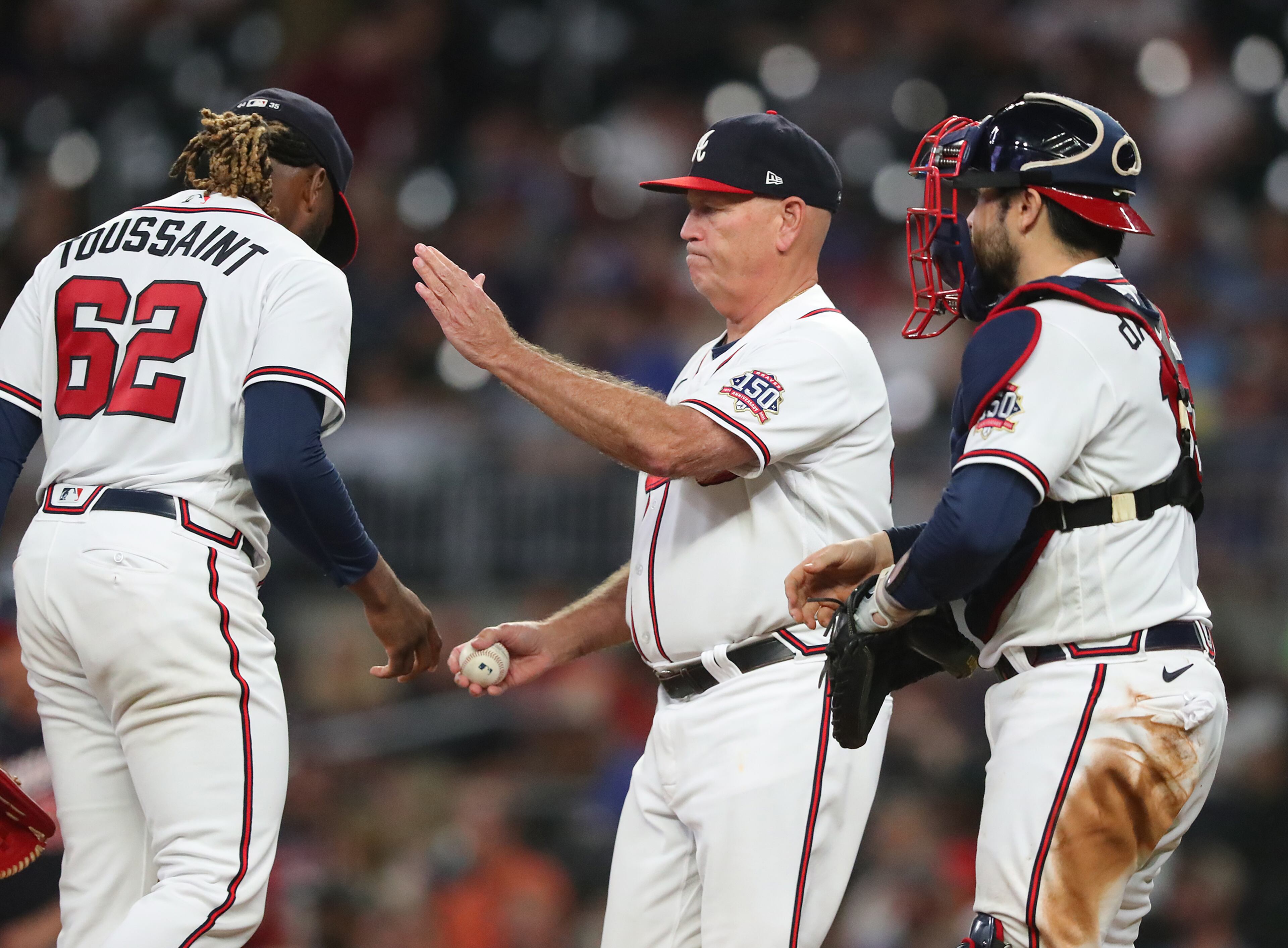 Braves manager Brian Snitker pulls starting pitcher Touki Toussaint during the 4th inning. “Curtis Compton / Curtis.Compton@ajc.com”