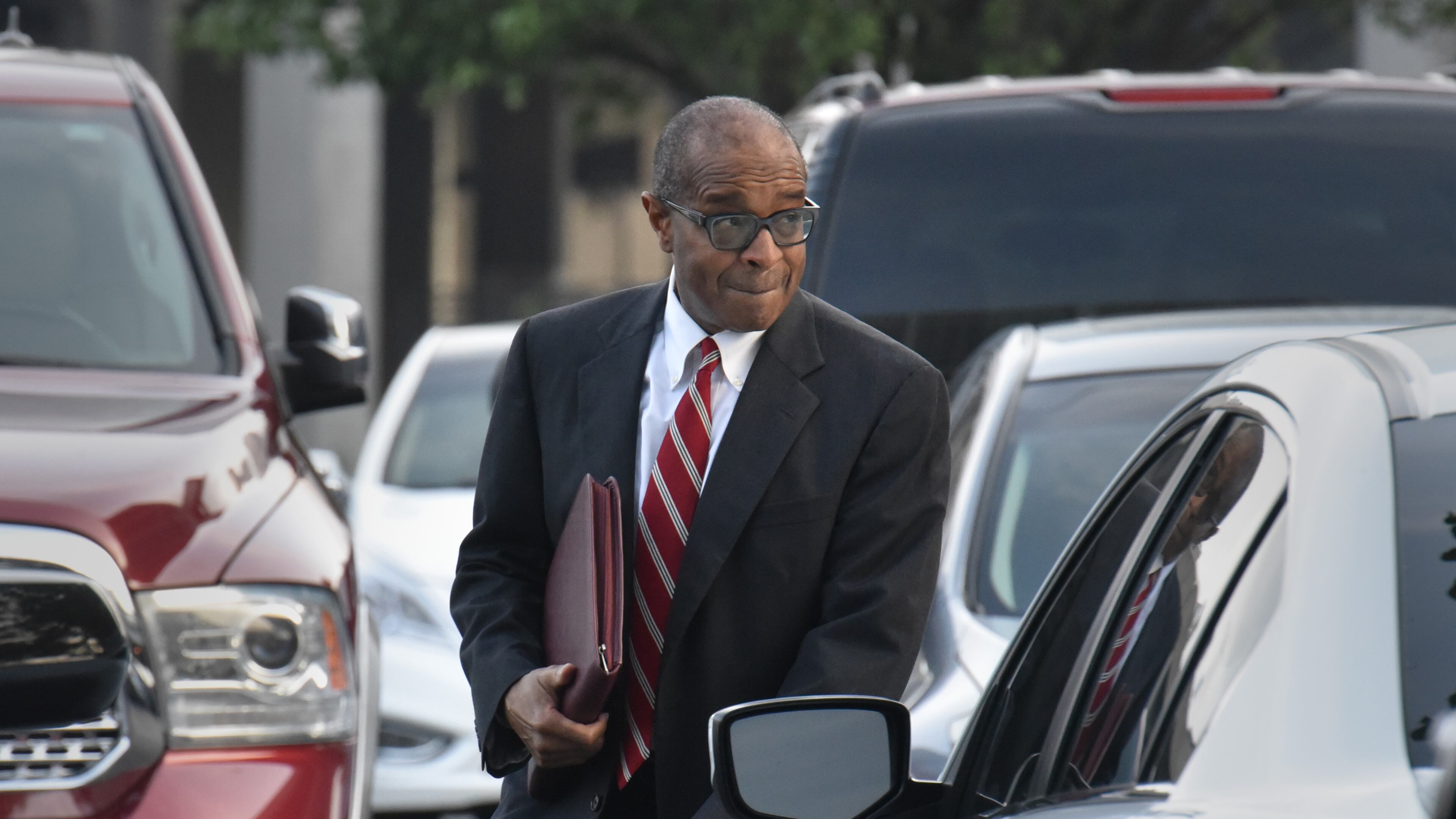 October 10, 2017 Atlanta - Elvin “E.R.” Mitchell Jr. walks to the federal court Tuesday morning, October 10, 2017. Contractors Elvin “E.R.” Mitchell Jr. and Charles P. Richards Jr. are scheduled to be sentenced Tuesday in federal court for their roles in the Atlanta City Hall bribery scheme. HYOSUB SHIN / HSHIN@AJC.COM