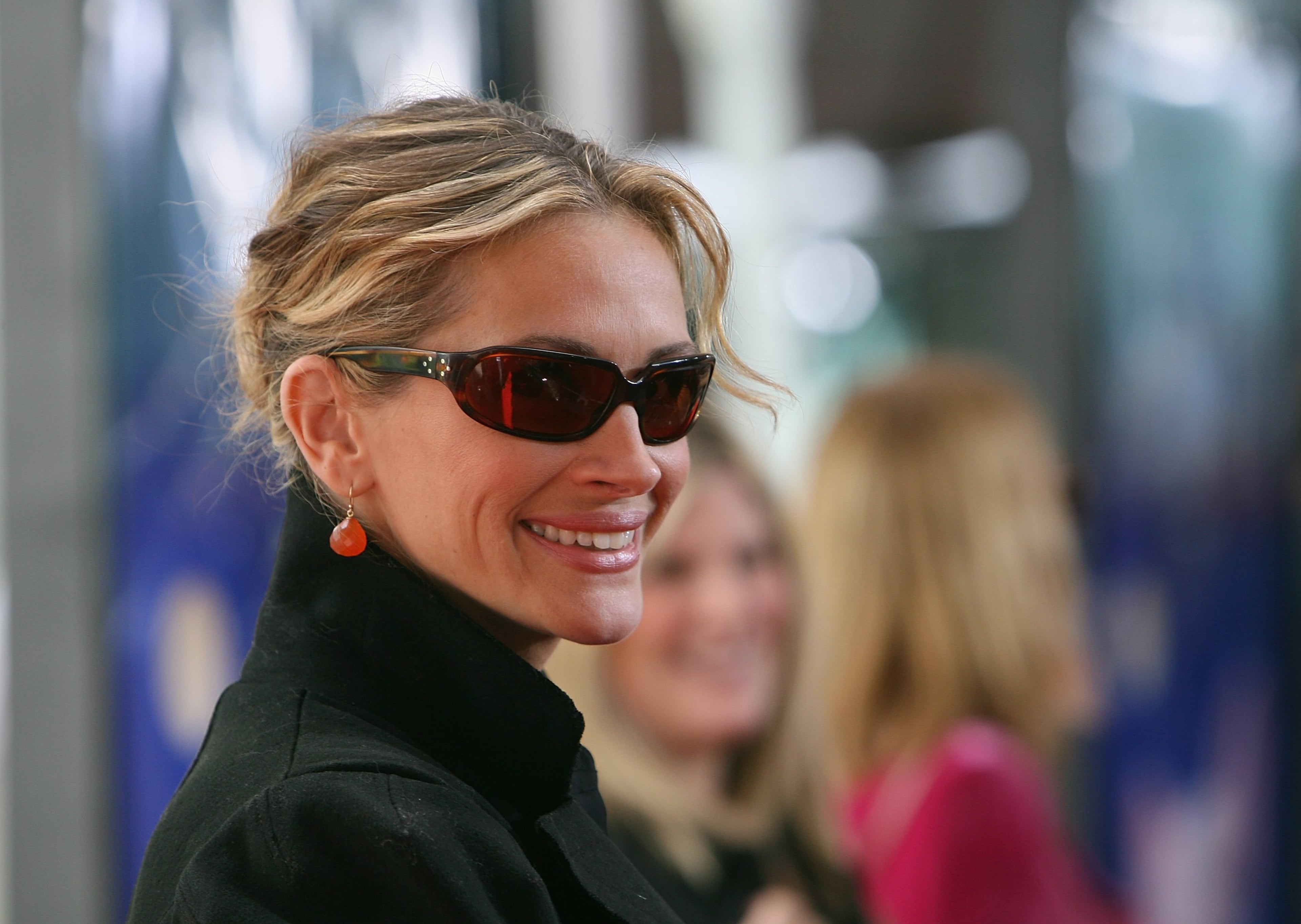 LOS ANGELES - DECEMBER 10: Actress Julia Roberts arrives at the Los Angeles premiere of Paramount's Charlotte's Web at the ArcLight Theatre December 10, 2006 in Los Angeles, California. (Photo by Michael Buckner/Getty Images)