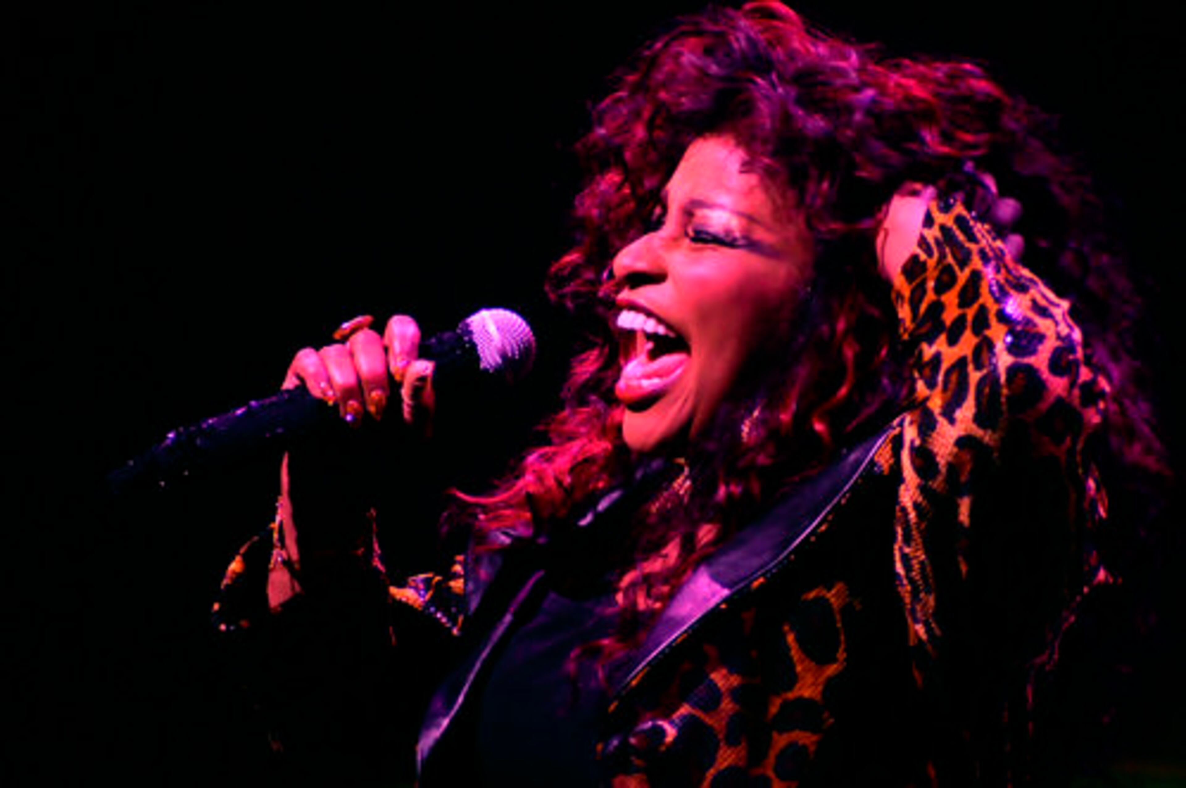 Kahn performed in a leopard spotted jacket. At one during the show she was hit on by a fan. Her response? "You don't want any of this. You couldn't handle it."