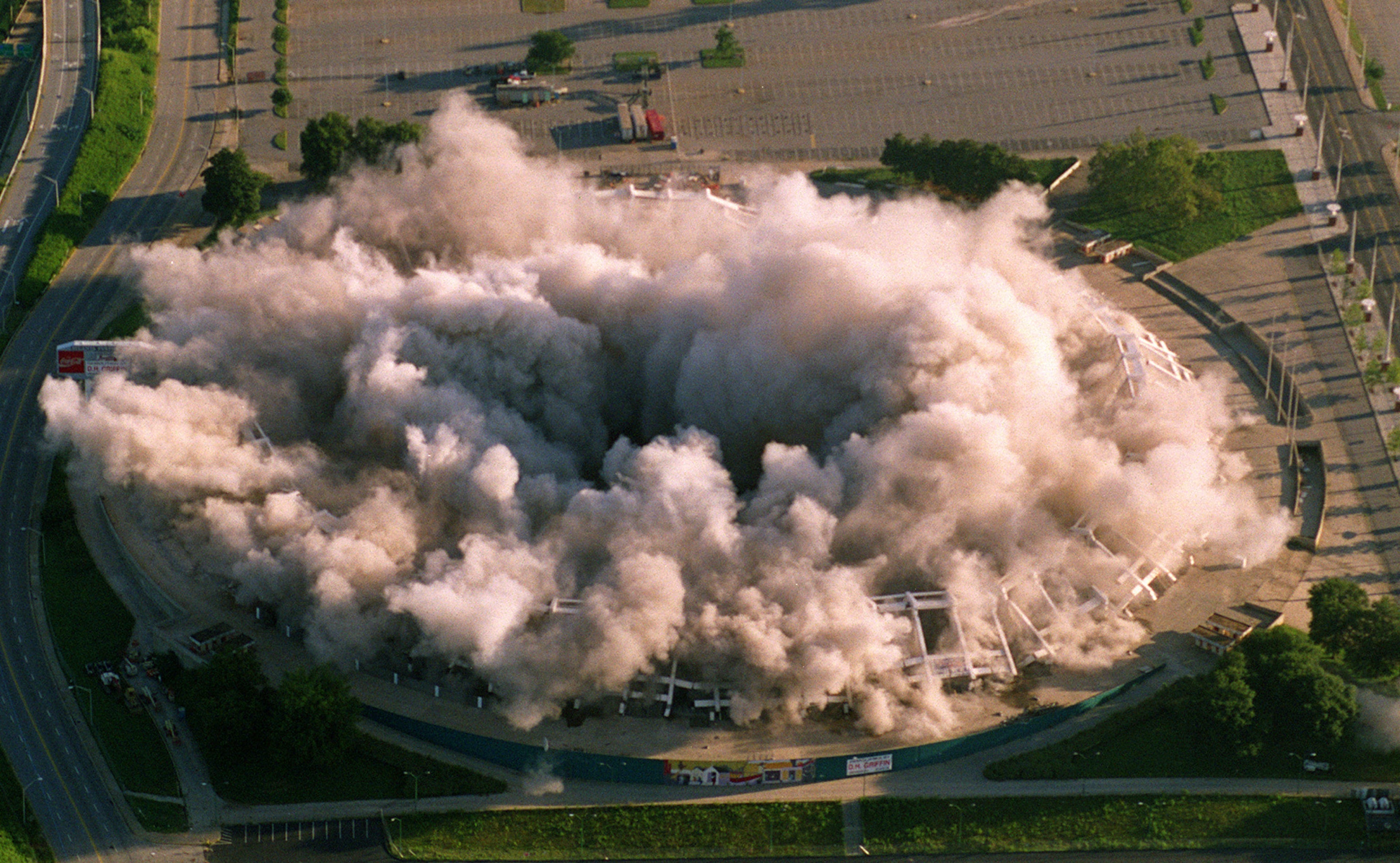 970802 ATLANTA, GA: Aerial view of the end of the implosion of Atlanta Fulton County Stadium 8/2/97. Three of 3 in a sequence. (AJC Staff Photo/Jean Shifrin) 8/97