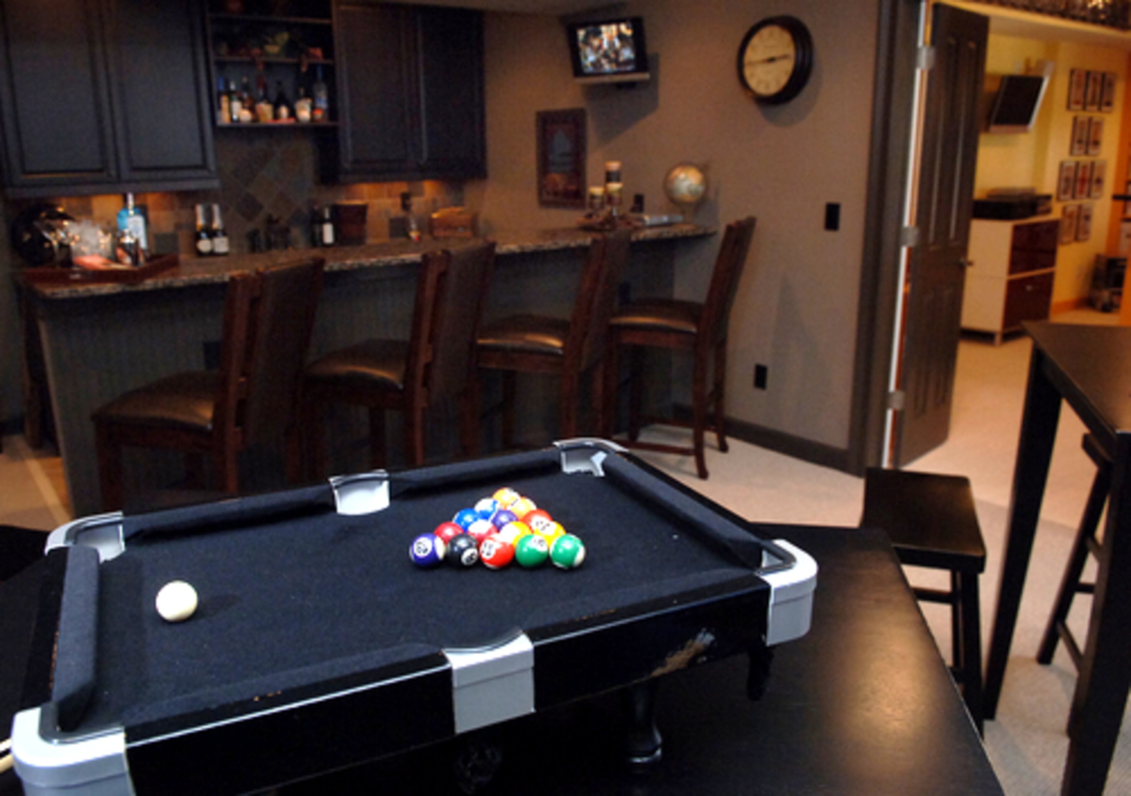 A mini pool table can be set up in the bar area.