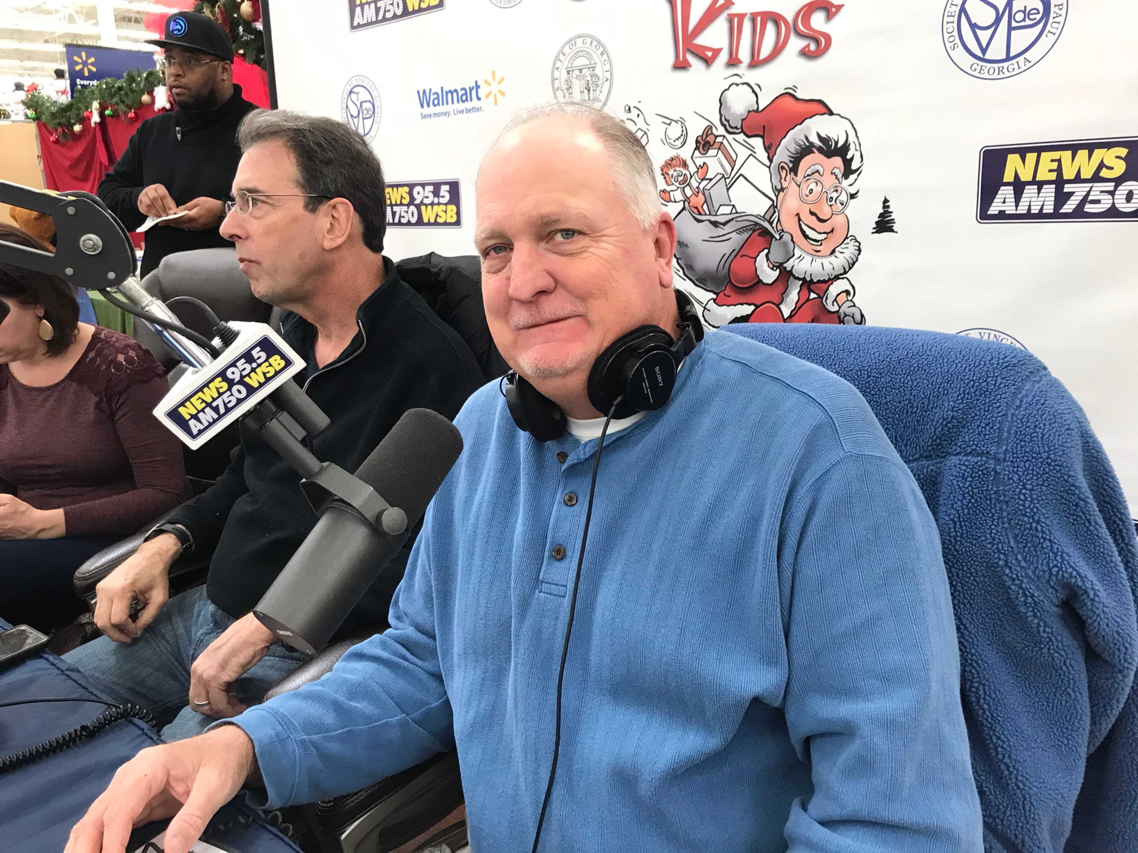 Dave Baker, the man who can fix anything and hosts a weekly show on WSB, helps out Clark Howard at the Wal-Mart in Duluth. CREDIT: Rodney Ho/rho@ajc.com