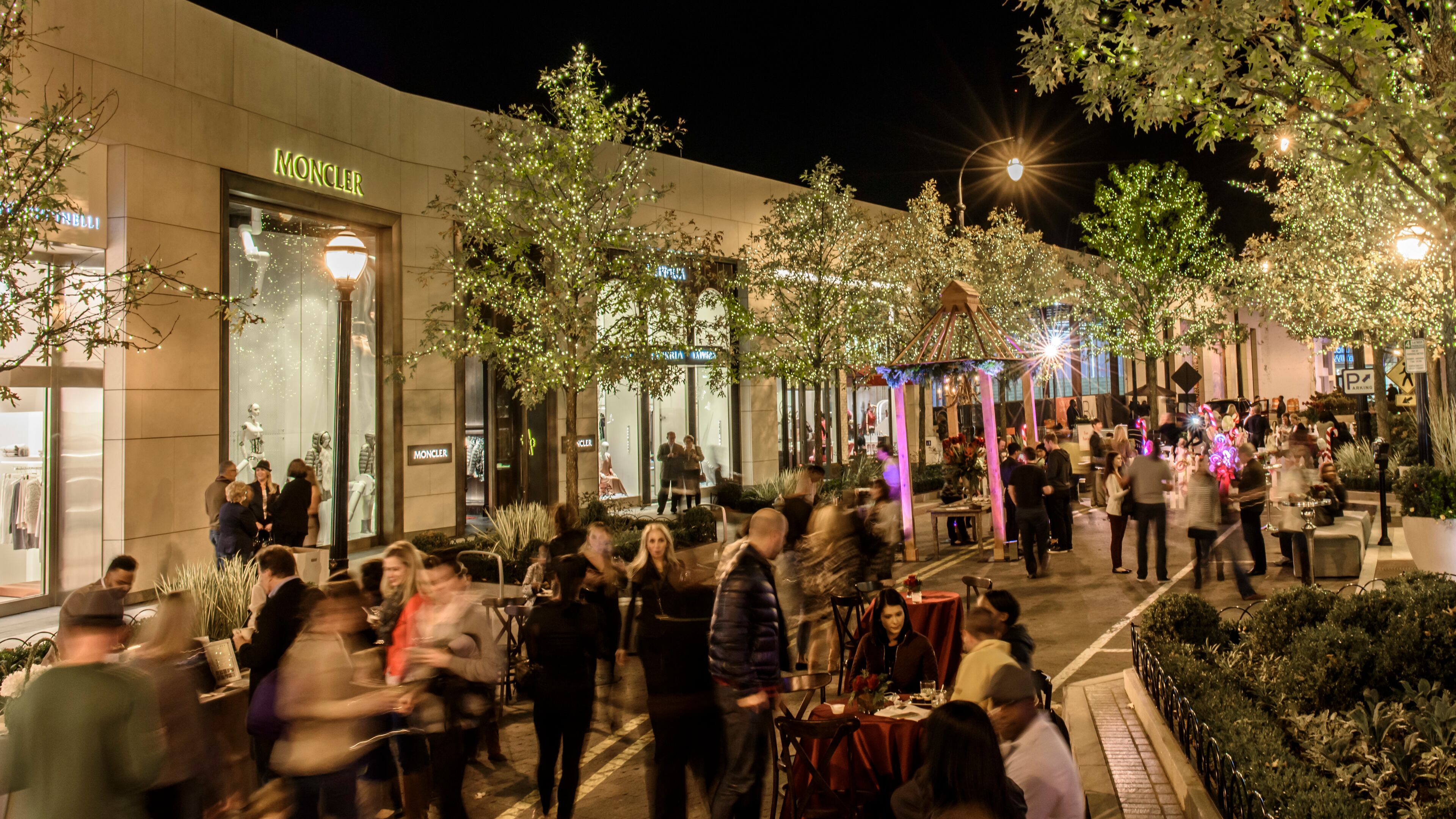 For several weekend during this holiday season, shoppers will receive a $100 gift card when spending $500 or more at The Shops Buckhead Atlanta. Photo credit: The Shops Buckhead Atlanta.