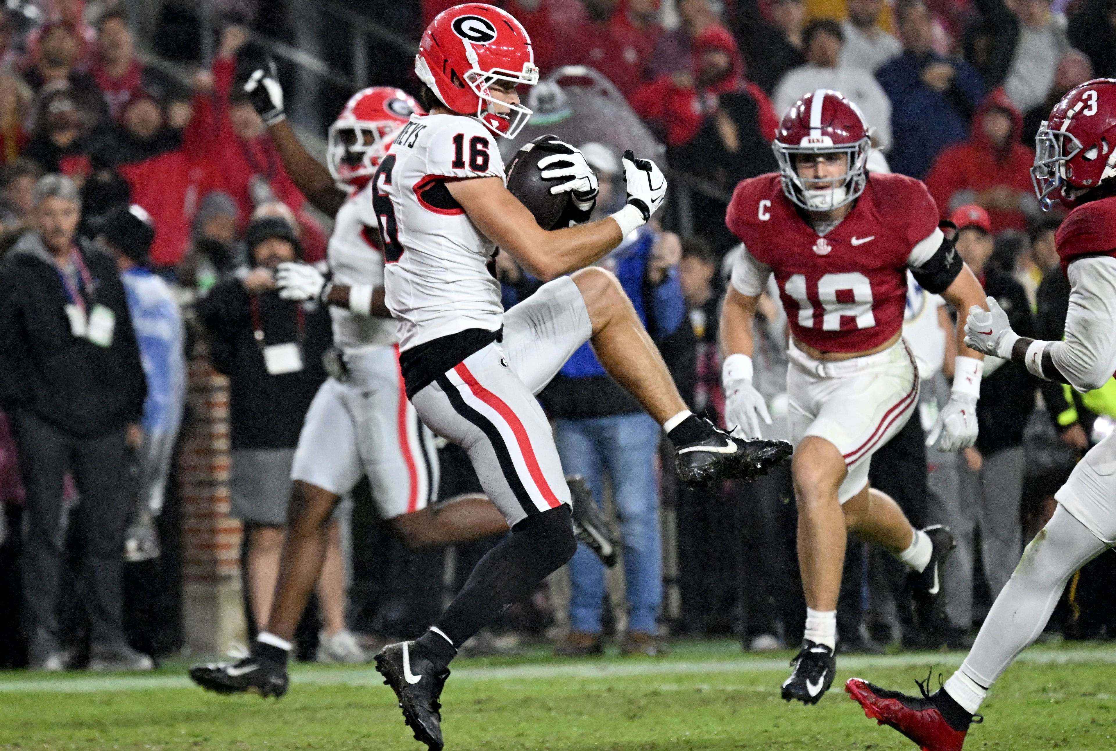 Georgia wide receiver London Humphreys makes a touchdown catch during the first half in an NCAA football game at Bryant-Denny Stadium on Saturday, Oct. 10, 2026, in Tuscaloosa, Alabama. (Hyosub Shin/AJC)