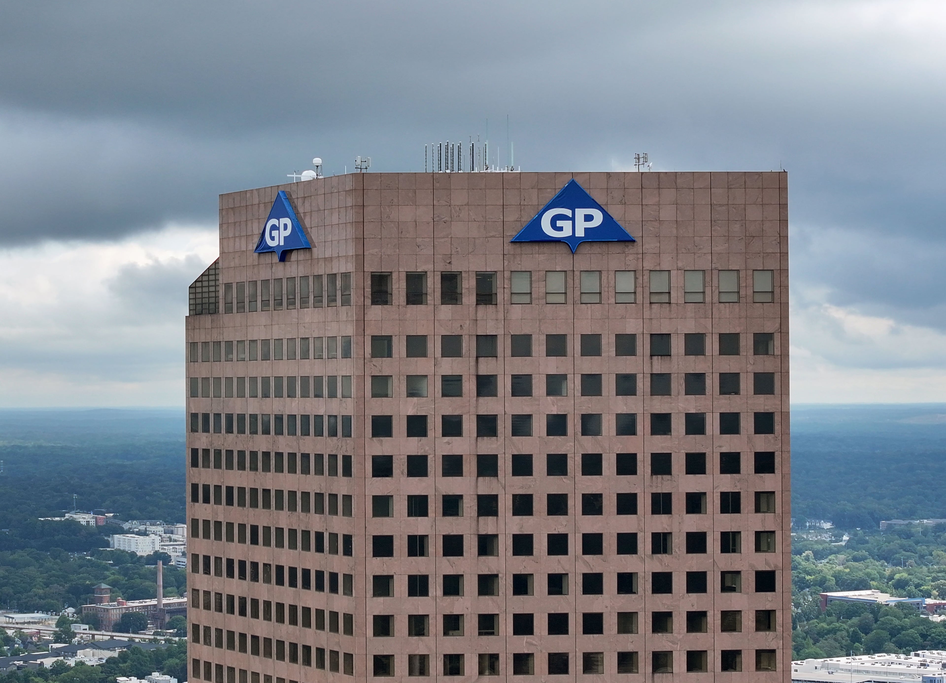 An aerial view of the Georgia-Pacific Tower at 133 Peachtree St. in Atlanta. The pulp and paper company in September abandoned its plans to convert much of the tower to apartments, shops and entertainment spaces. (Hyosub Shin/AJC)