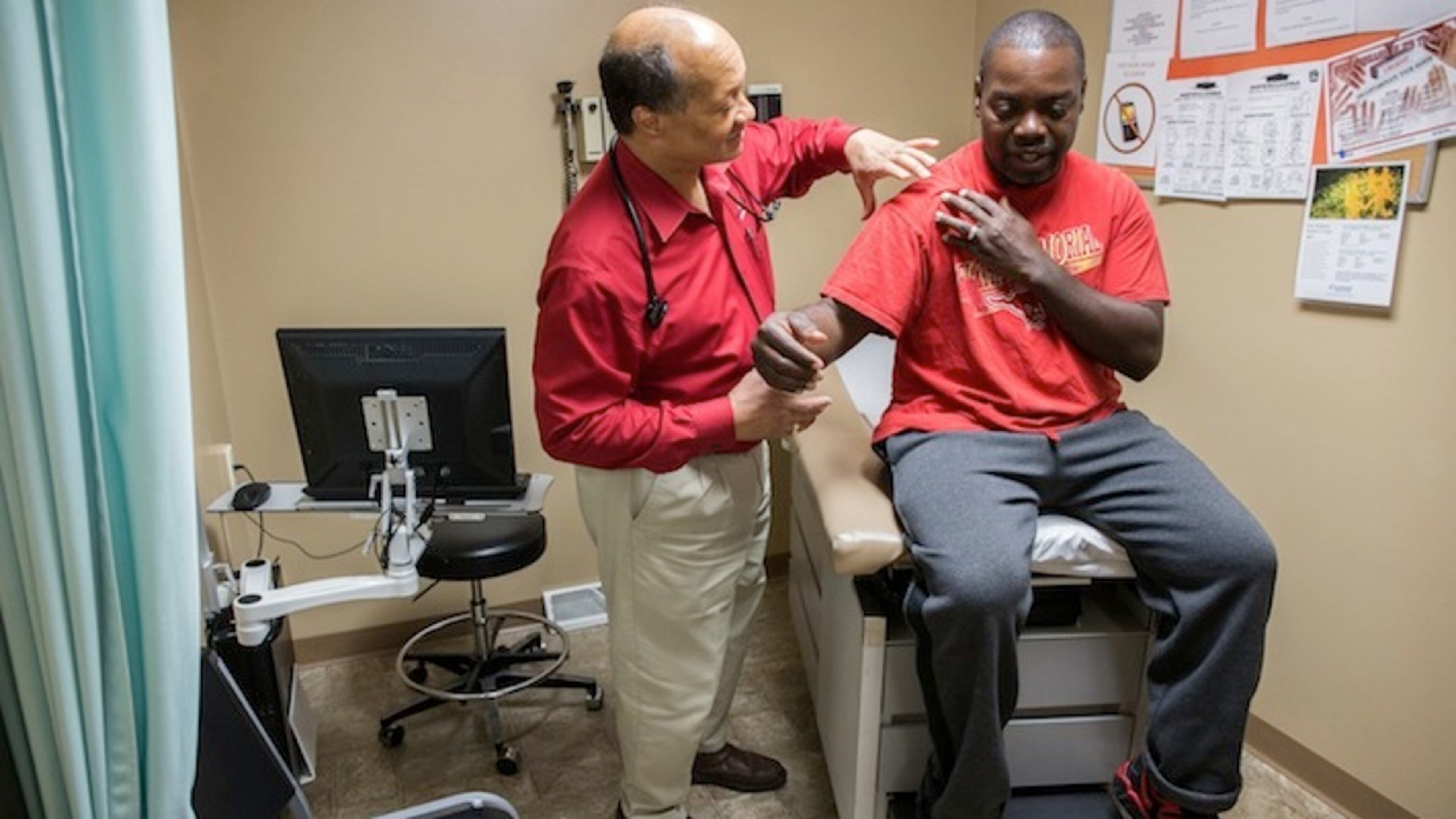 Dr. James Jackson, MD, examines Matthew Shorter, 51, a medicaid patient enrolled in the Healthy Indiana Plan (HIP), at the Heart City Health Center on Thursday, June 4, 2015 in Elkhart, Ind. (Zbigniew Bzdak/Chicago Tribune/TNS)