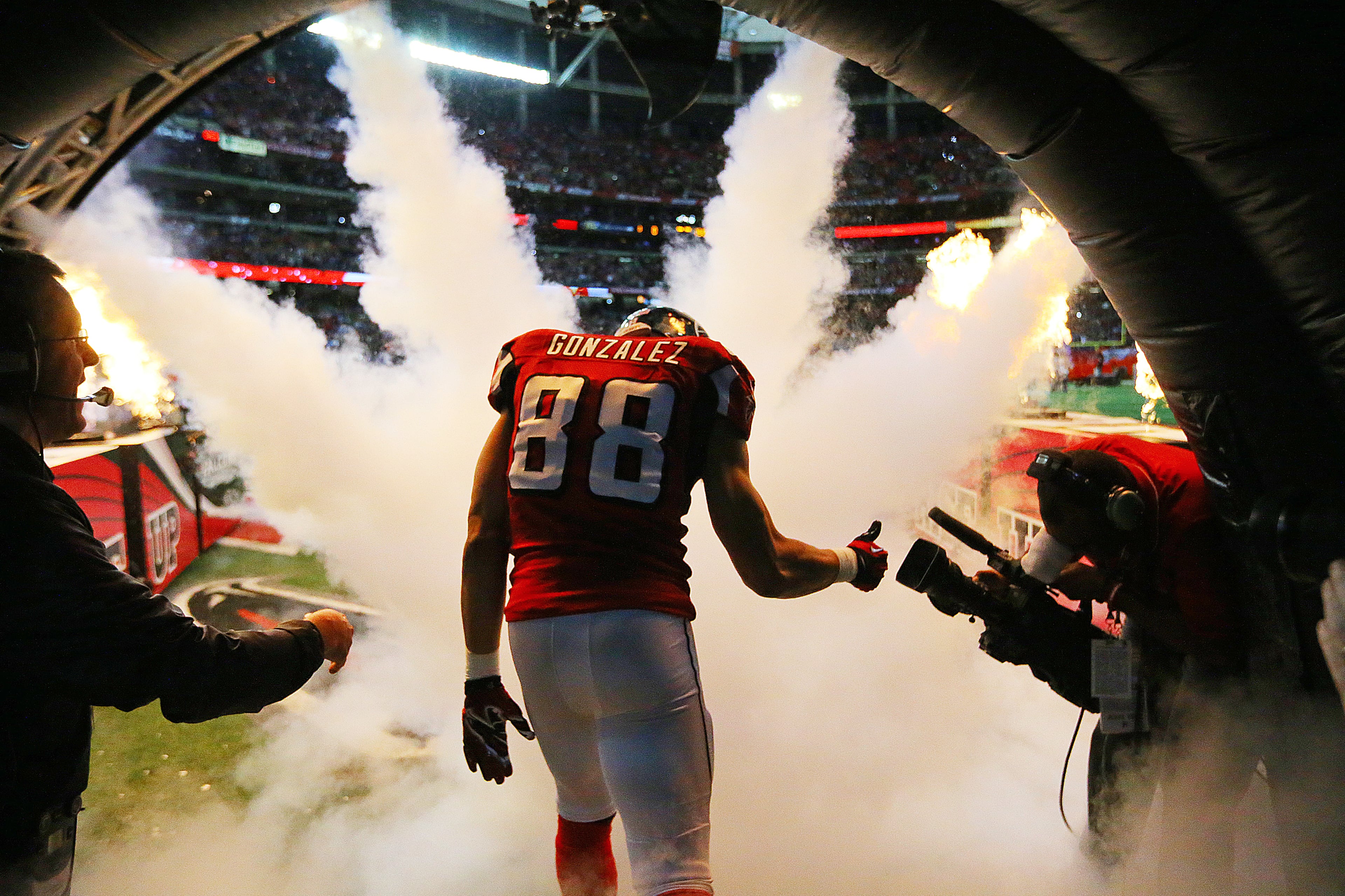 Falcons tight end Tony Gonzalez gives the thumbs up as he takes the field for his final NFL football game to end his 17-year career on Sunday, Dec. 29, 2013, in Atlanta.