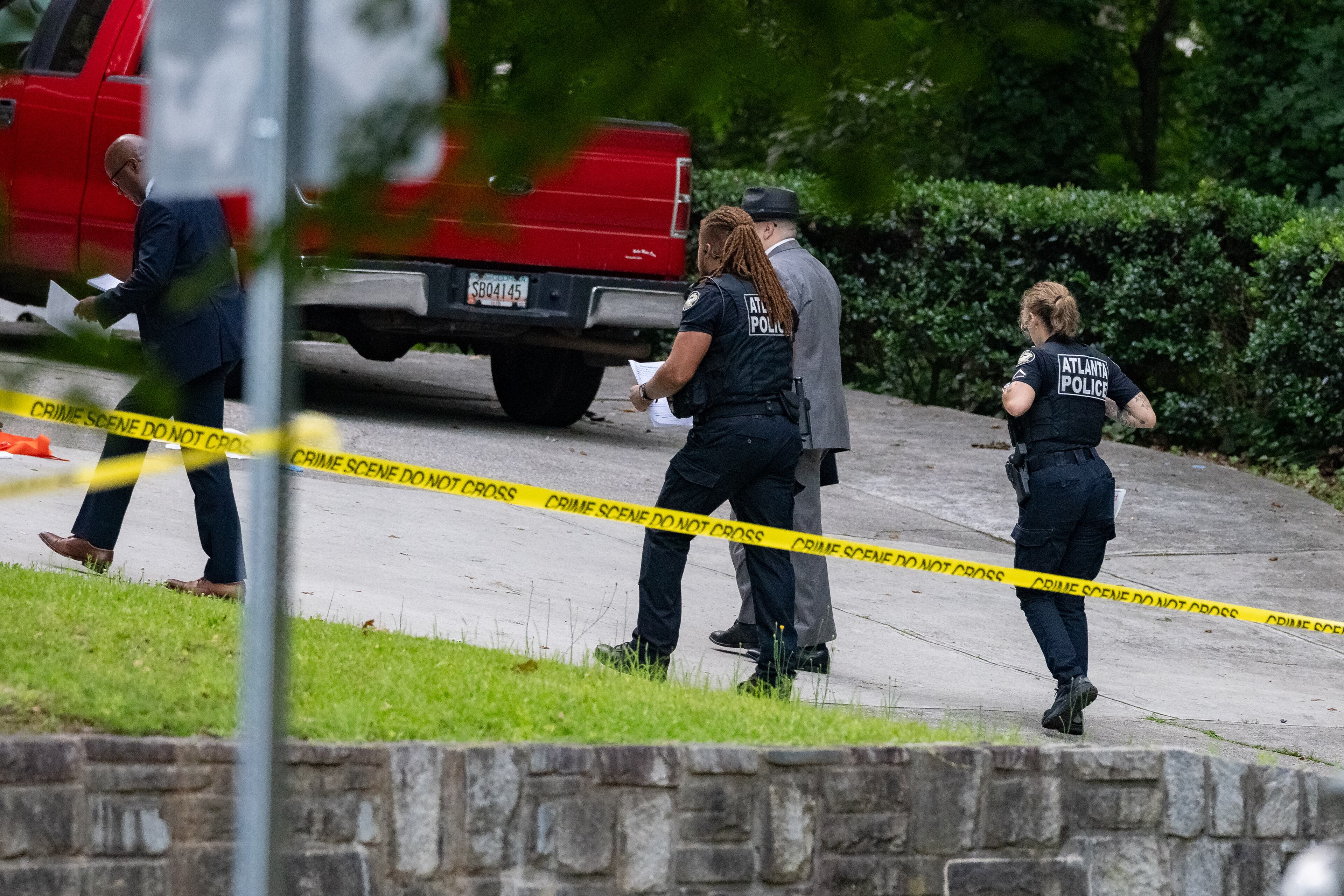 Atlanta officers work the scene of a deadly shooting early Monday. (Ben Hendren for the AJC)