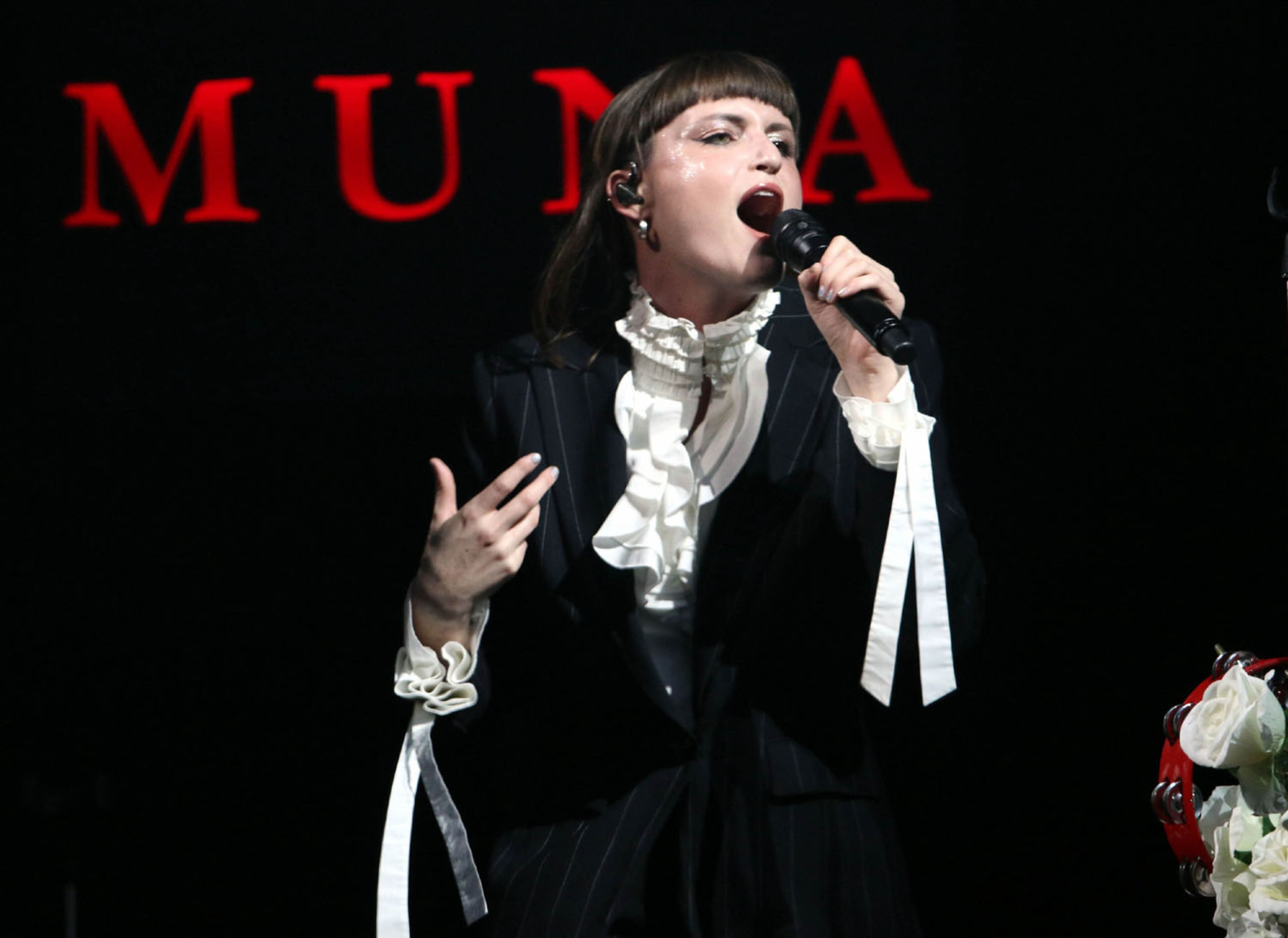-- Opening act Muna.
British heart-throb Harry Styles, a member of One Direction, brought his sold out solo tour to the Coca Cola Roxy Theatre Sunday night, October 8, 2017. The Treat People With Kindness Tour featured Muna as the opening act.
Robb Cohen Photography & Video /RobbsPhotos.com