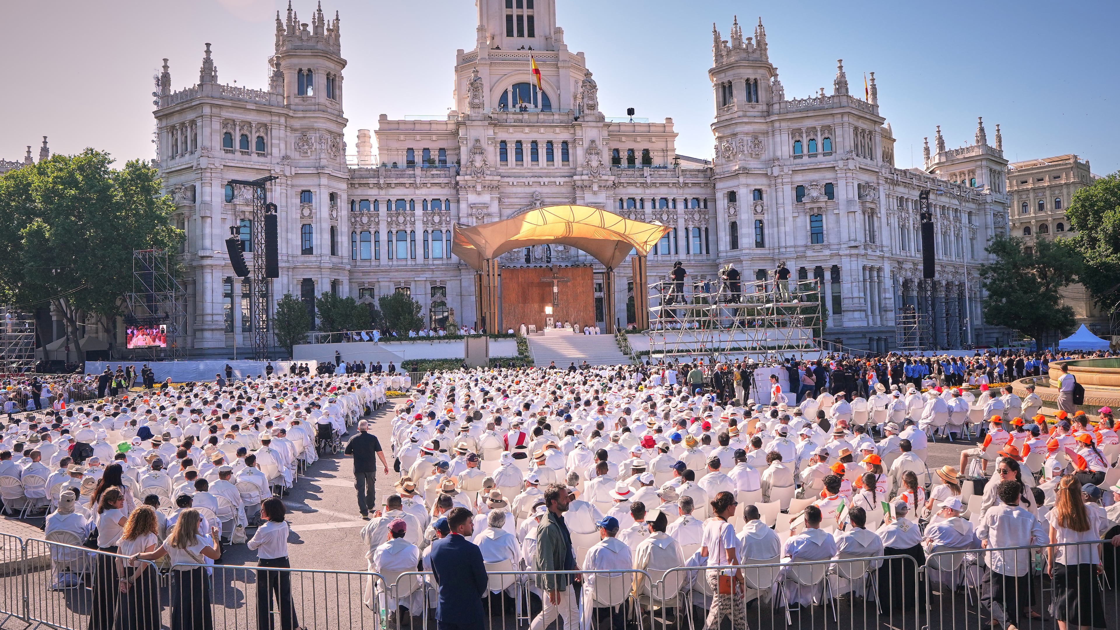 Pope Leo XIV presides over a Mass marking the Catholic feast of Corpus Christi at Plaza de Cibeles in Madrid, Spain, Sunday, June 7, 2026, on the second day of his seven-day apostolic visit to mainland Spain and the Canary Islands. (AP Photo/Manu Fernandez)
