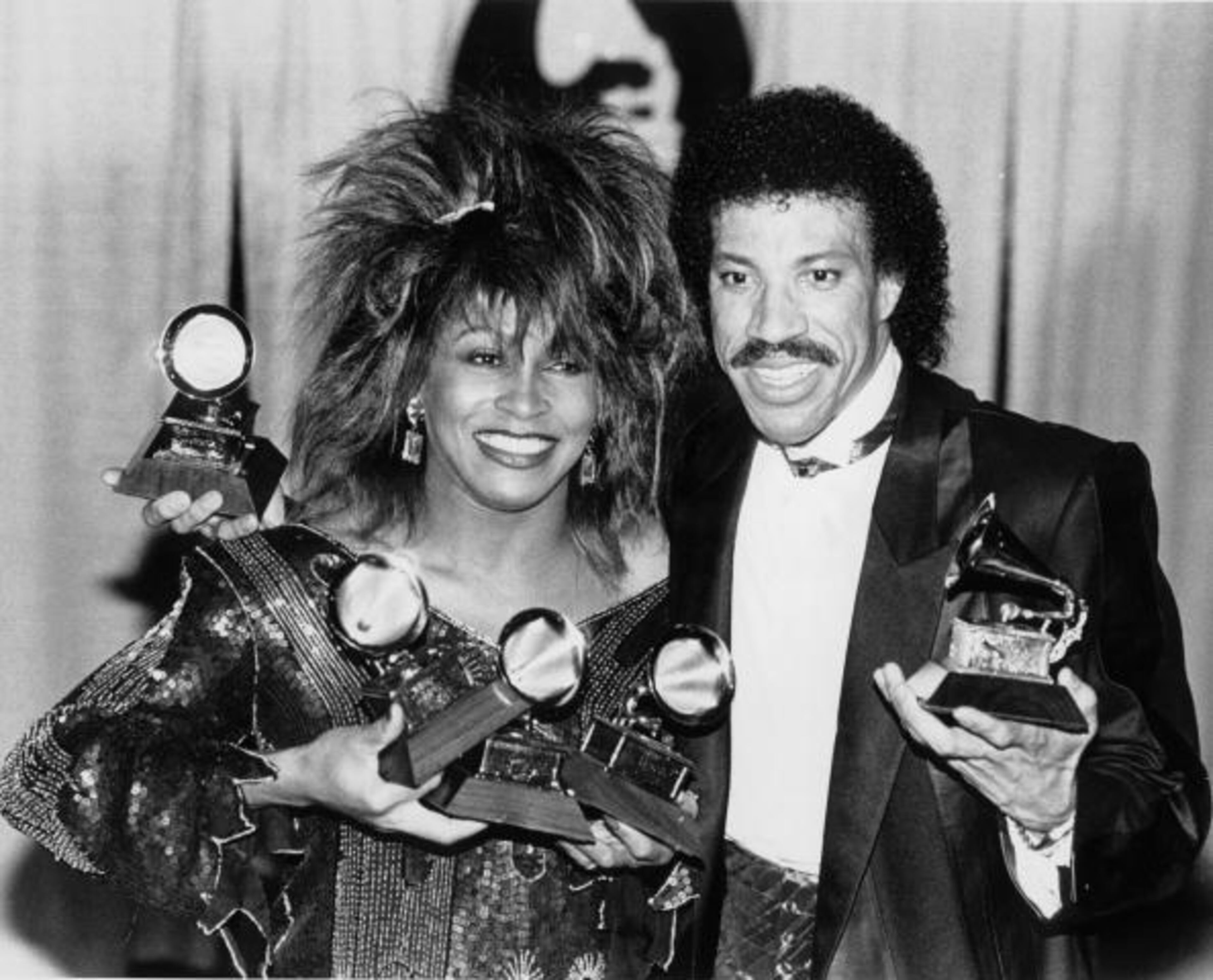 TINA TURNER 4 Grammy Awards 1985 Los Angeles here with Lionel Richie and his award (Photo by Chris Walter/WireImage)