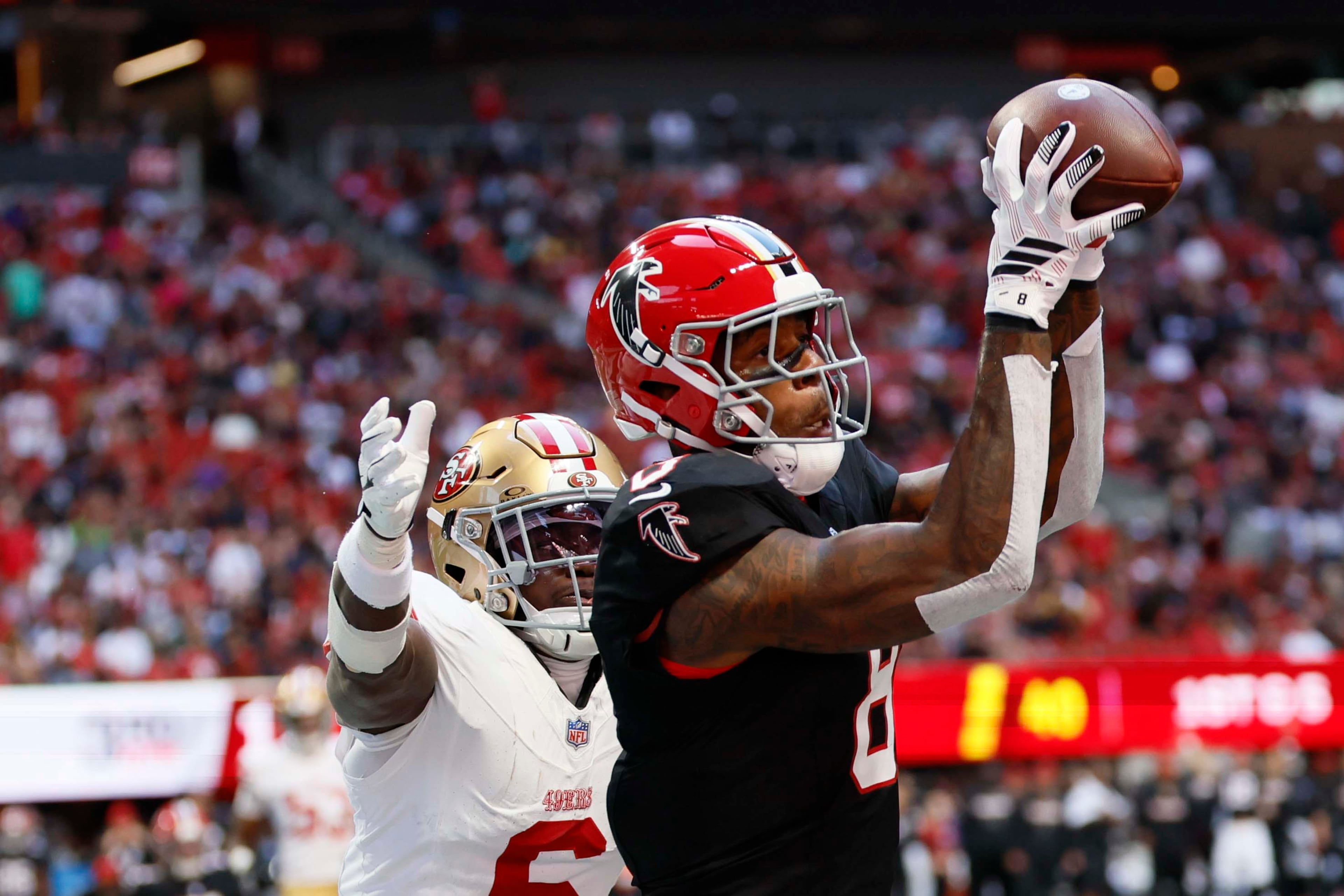 Atlanta Falcons tight end Kyle Pitts (8) makes a catch to score a touchdown under pressure from San Francisco 49ers safety Malik Mustapha (6) during the second half of a football game against the San Francisco 49ers at Mercedes-Benz Stadium in Atlanta, GA, on Sunday, Oct. 25, 2026. (Miguel Martinez/AJC)