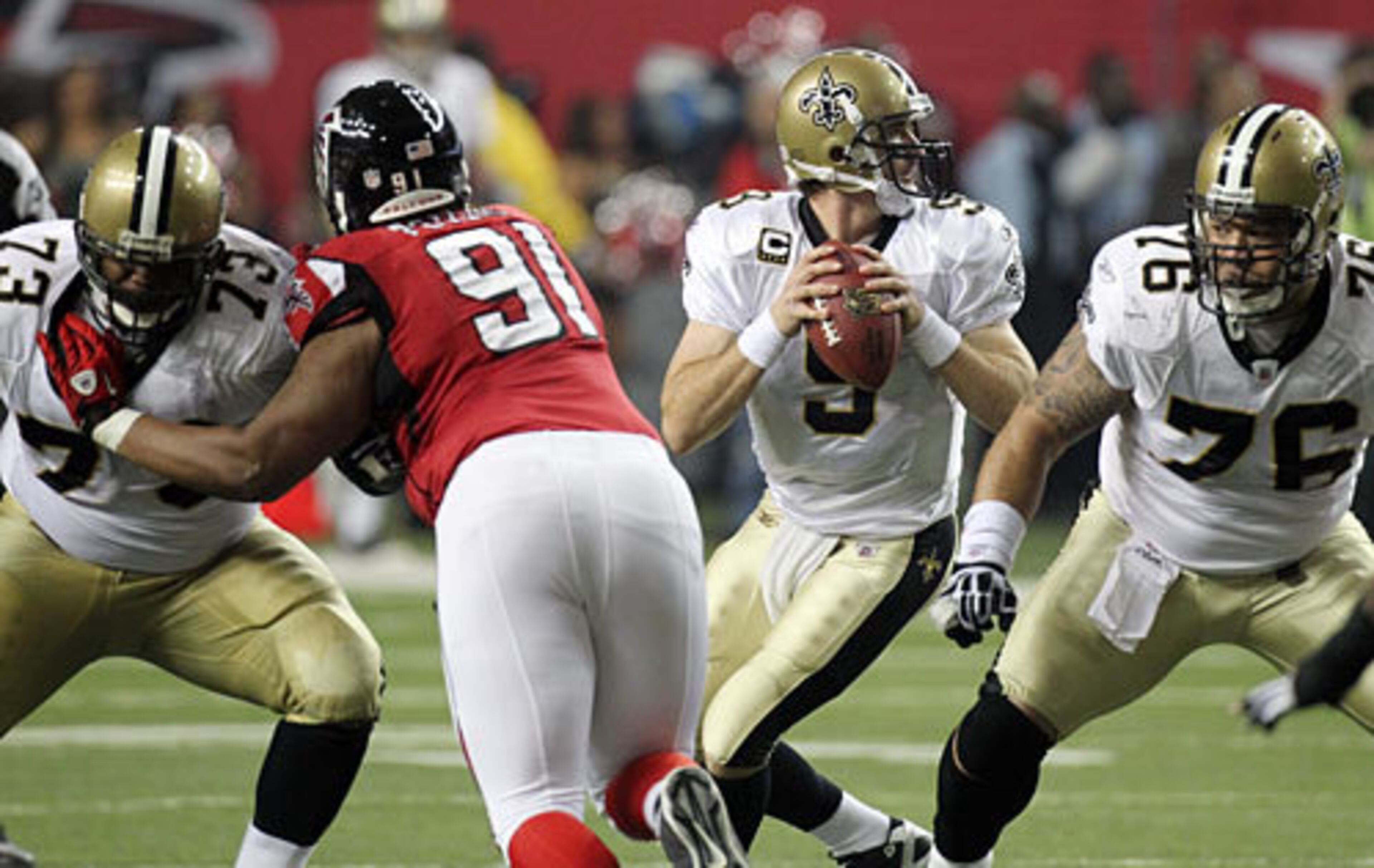 Saints quarterback Drew Brees has time to pass during 1st half action against the Falcons.