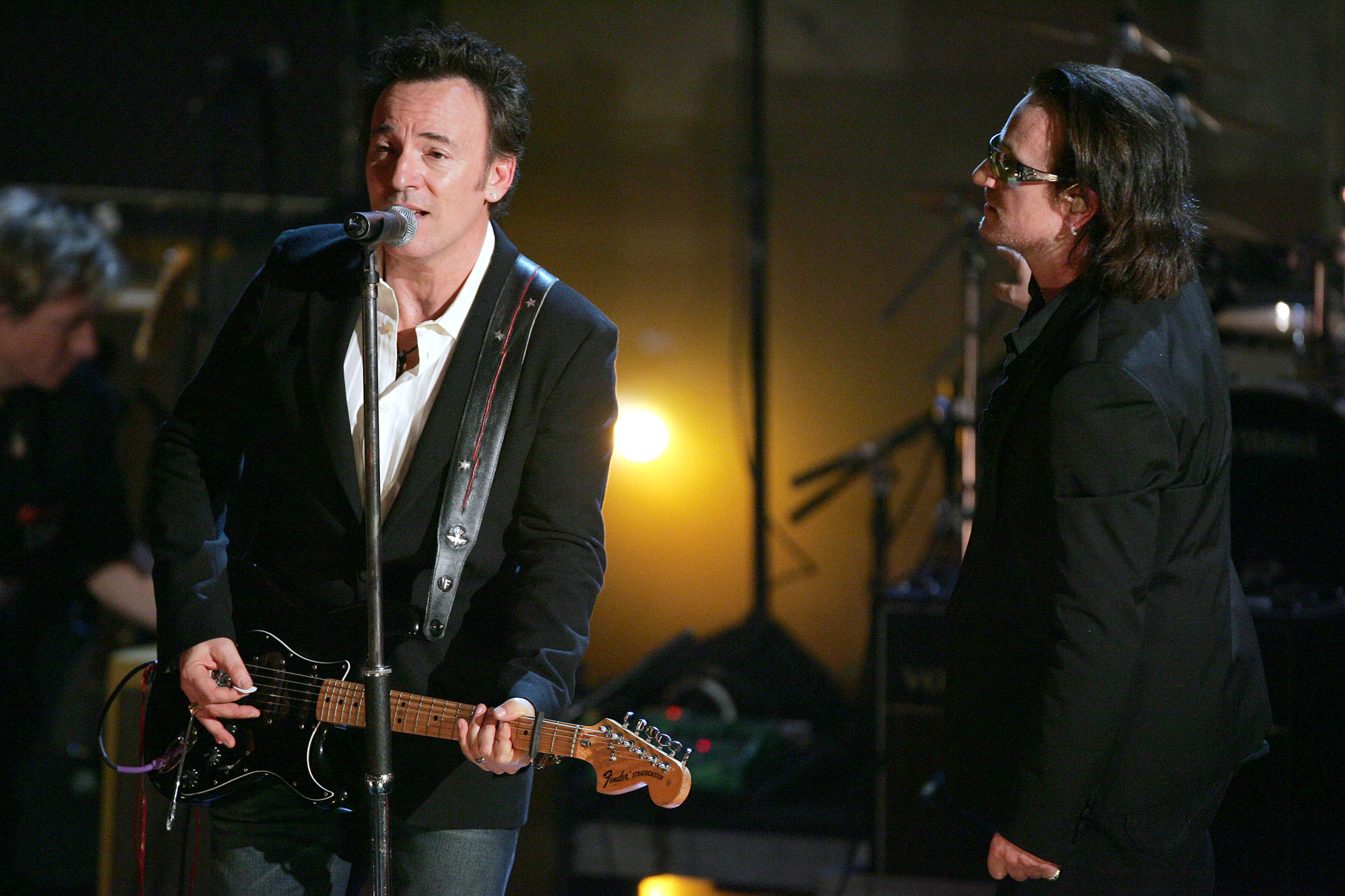 NEW YORK - MARCH 14: Musician Bruce Springsteen and Bono perform onstage at the 20th Annual Rock And Roll Hall Of Fame Induction Ceremony at the Waldorf Astoria Hotel March 14, 2005 in New York City. (Photo by Scott Gries/Getty Images)