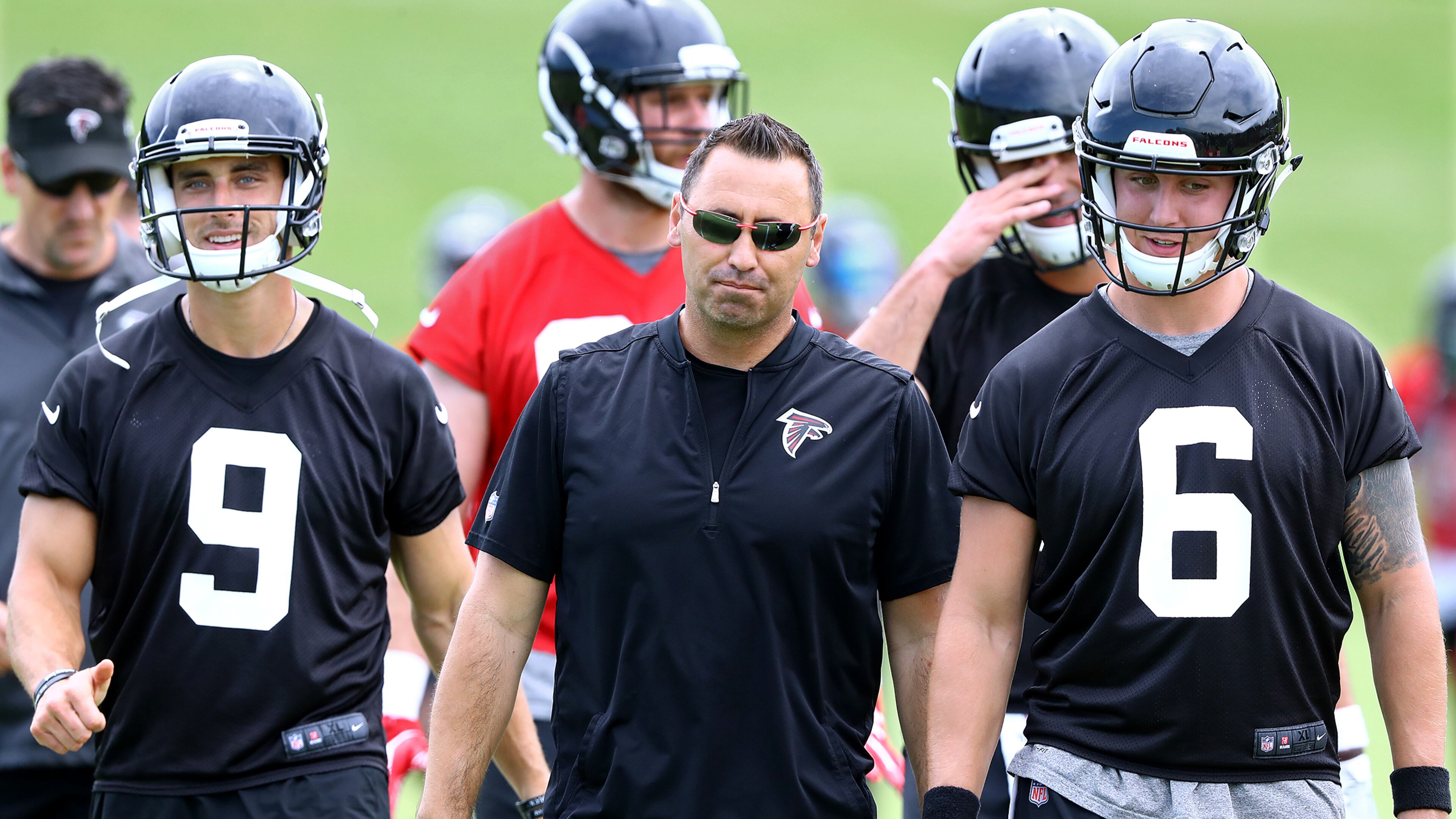 June 5, 2018 Flowery Branch: Atlanta Falcons offensive coordinator Steve Sarkisian works with quarterbacks Garrett Grayson and Kurt Benkert during team practice on Tuesday, June 5, 2018, in Flowery Branch. Curtis Compton/ccompton@ajc.com