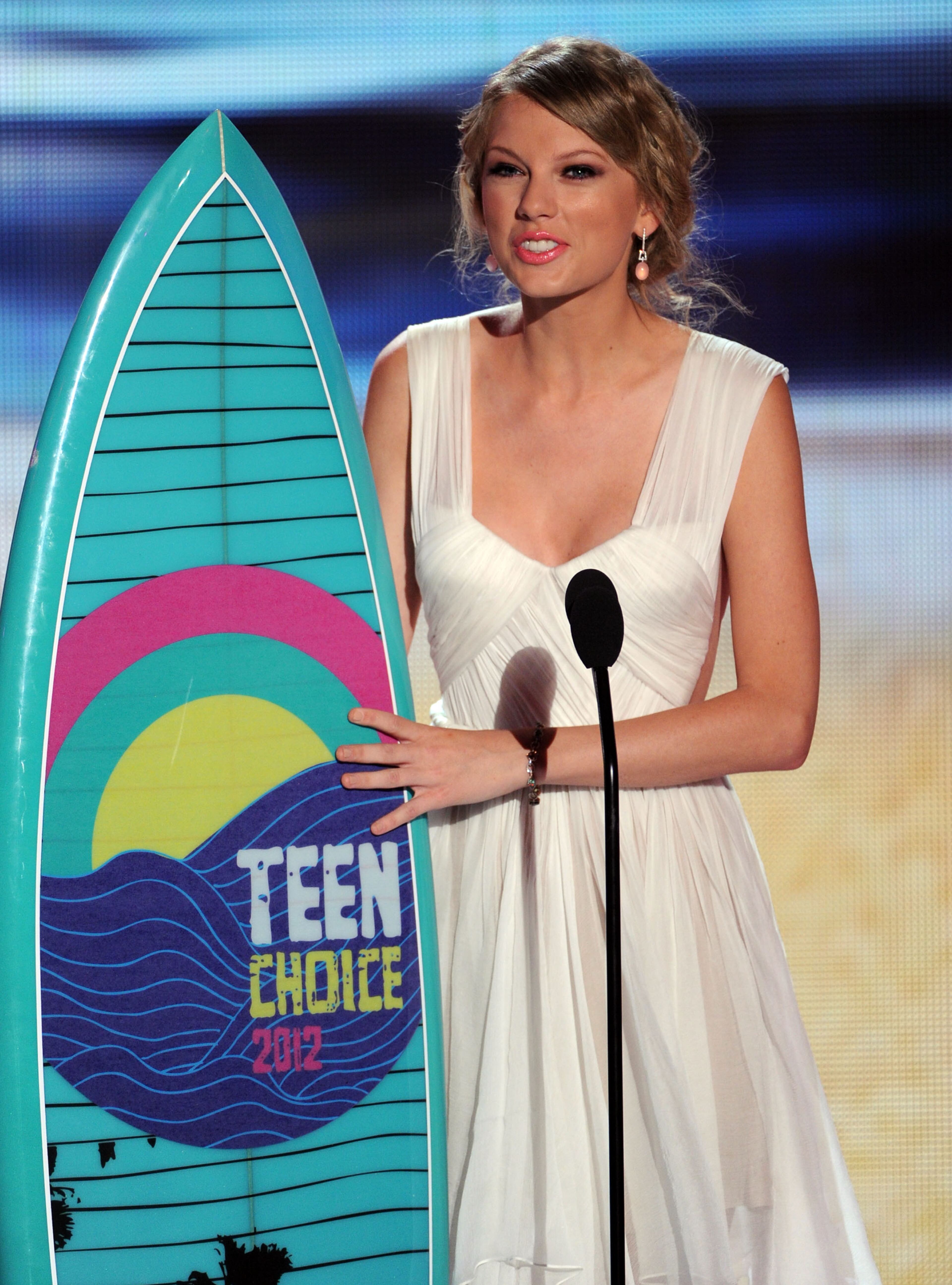 UNIVERSAL CITY, CA - JULY 22: Singer Taylor Swift accepts the Choice Female Artist award onstage during the 2012 Teen Choice Awards at Gibson Amphitheatre on July 22, 2012 in Universal City, California. (Photo by Kevin Winter/Getty Images)