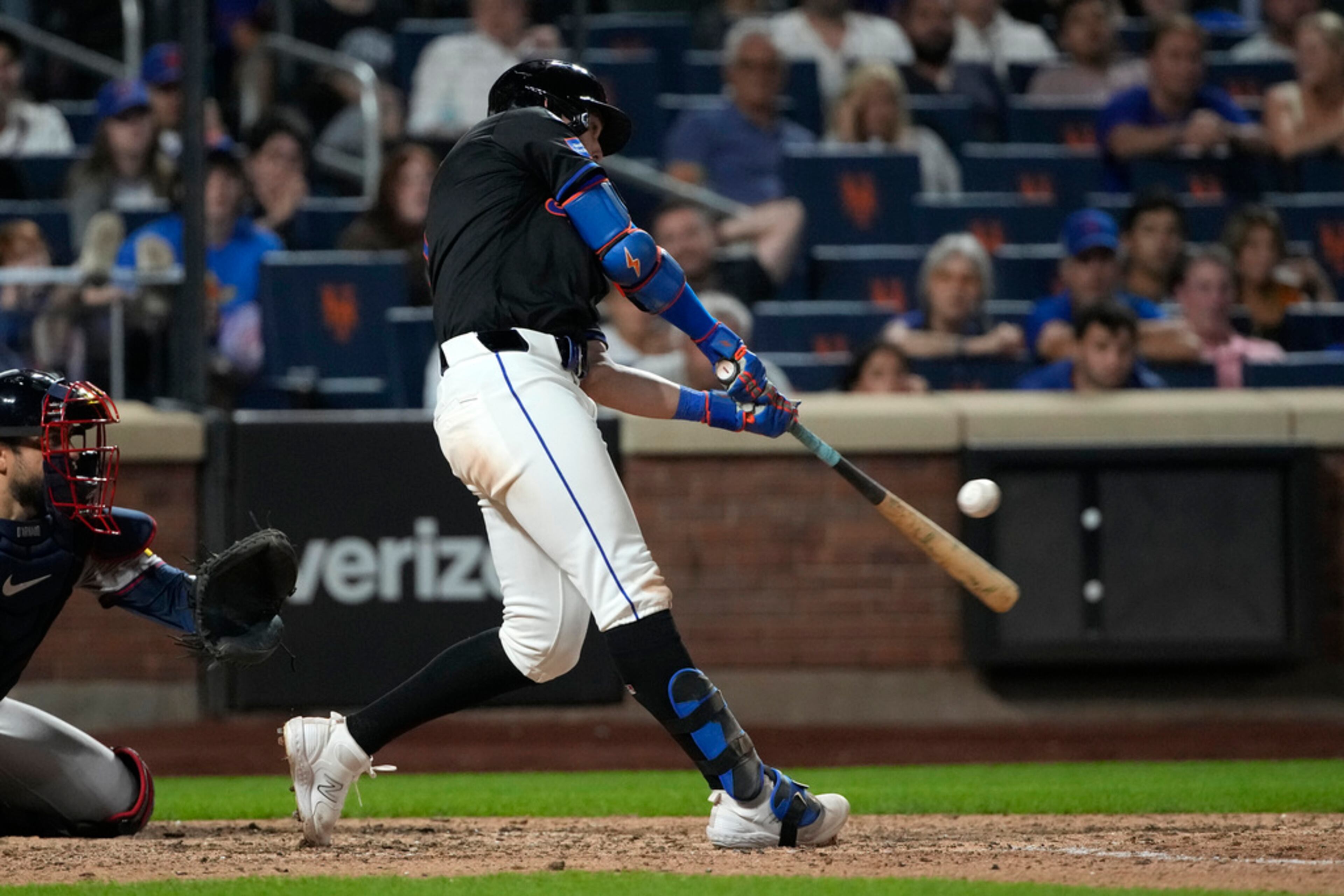 New York Mets' Jeff McNeil, right, hits a walkoff single leading Jose Iglesias to score during the 10th inning of a baseball game against the Atlanta Braves, Thursday, July 25, 2024, in New York. (AP Photo/Pamela Smith)