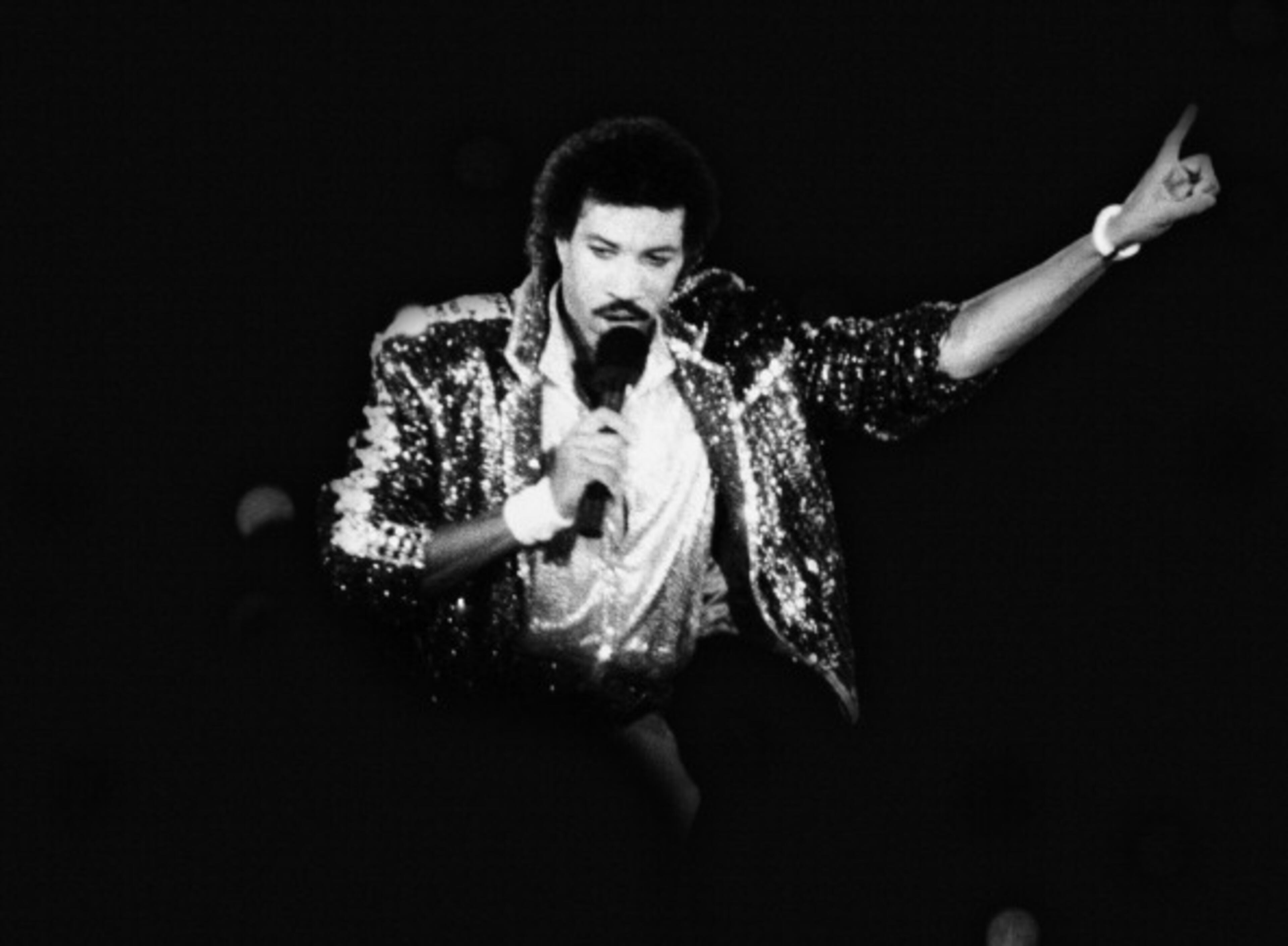 American singer Lionel Richie performing 'All Night Long (All Night)' at the closing ceremony of the Summer Olympics at the Los Angeles Memorial Coliseum, Los Angeles, California, 12th August 1984. (Photo by Keystone/Hulton Archive/Getty Images)