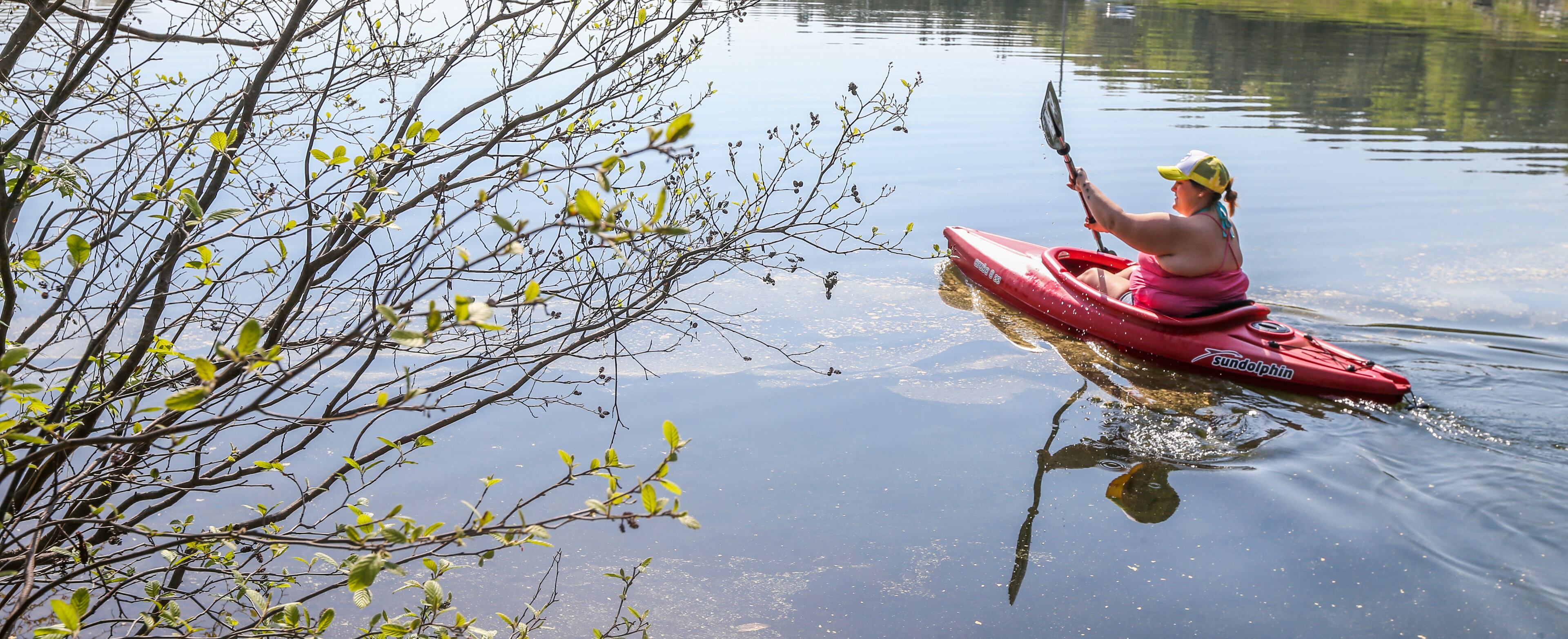 KICKING OFF KAYAK SEASON--April 8, 2015 Stone Mountain: Jenna Duncan from Atlanta took her kayak for its inaugural outing at Stone Mountain Lake in Stone Mountain Park on Wednesday, April 8, 2015. Temperatures were expected to reach a near-record high Wednesday afternoon, before dropping closer to normal levels by the weekend. Atlanta's record high for April 8 is 85, set in 1978. Channel 2 meteorologist Karen Minton said highs will again reach the mid-80s on Thursday before rain on Friday holds afternoon readings in the upper 70s. Morning lows will be in the mid-60s Thursday and Friday, she said. The chance of rain is 30 percent Thursday afternoon, increasing to 80 percent on Friday. Minton's weekend forecast calls for a 10 percent chance of rain Saturday, increasing to 30 percent Sunday. Highs will be in the mid-70s Saturday and Sunday, with lows in the upper 50s. Atlanta's normal high for this part of April is 71, and the normal low is 49. JOHN SPINK / JSPINK@AJC.COM
