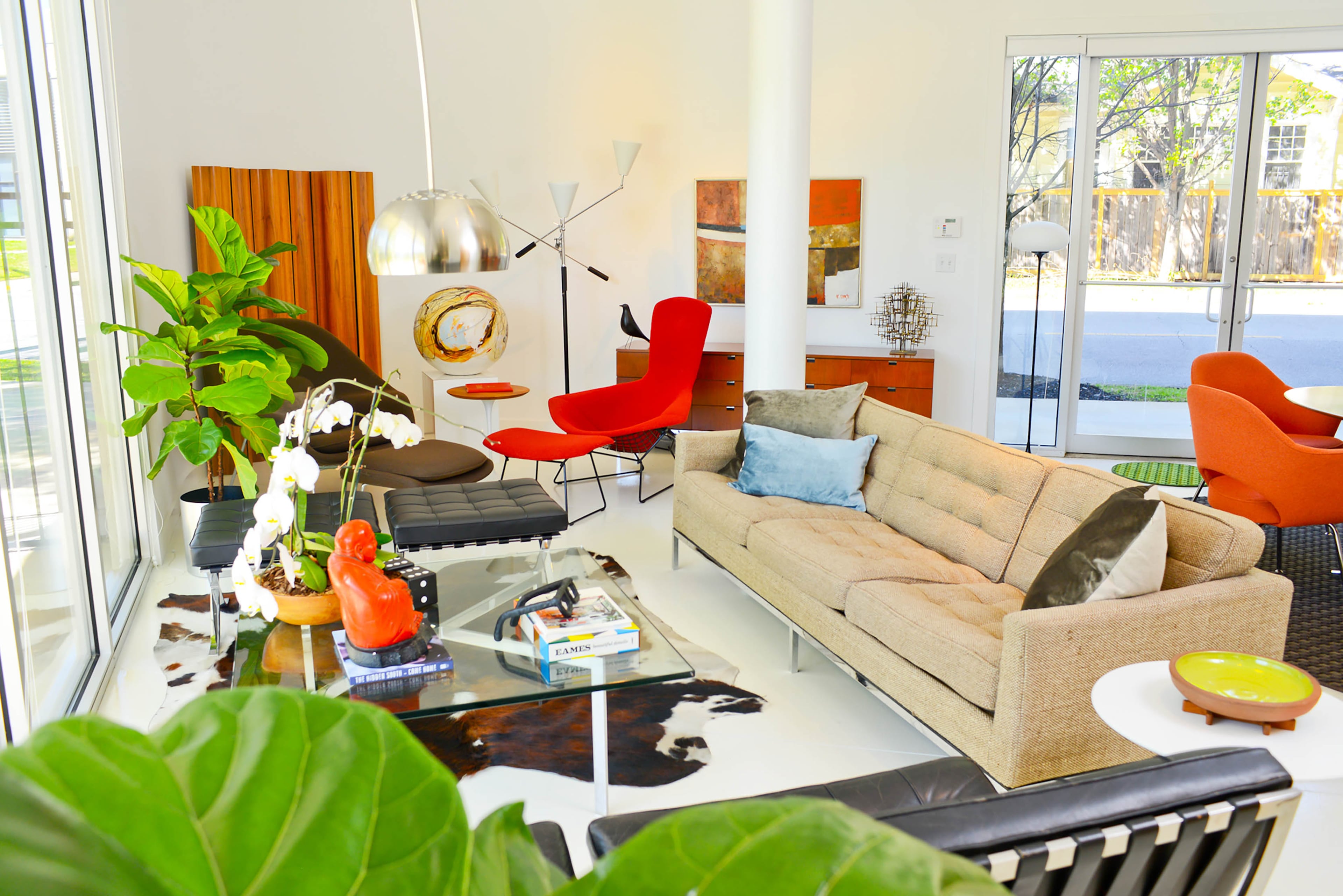 A sofa by Florence Knoll centers the modern downstairs living room. Henry collects pieces from Knoll and Herman Miller, two of his favorite modern furniture companies. Text by Shannon Adams and Lori Johnston/Fast Copy News Service.