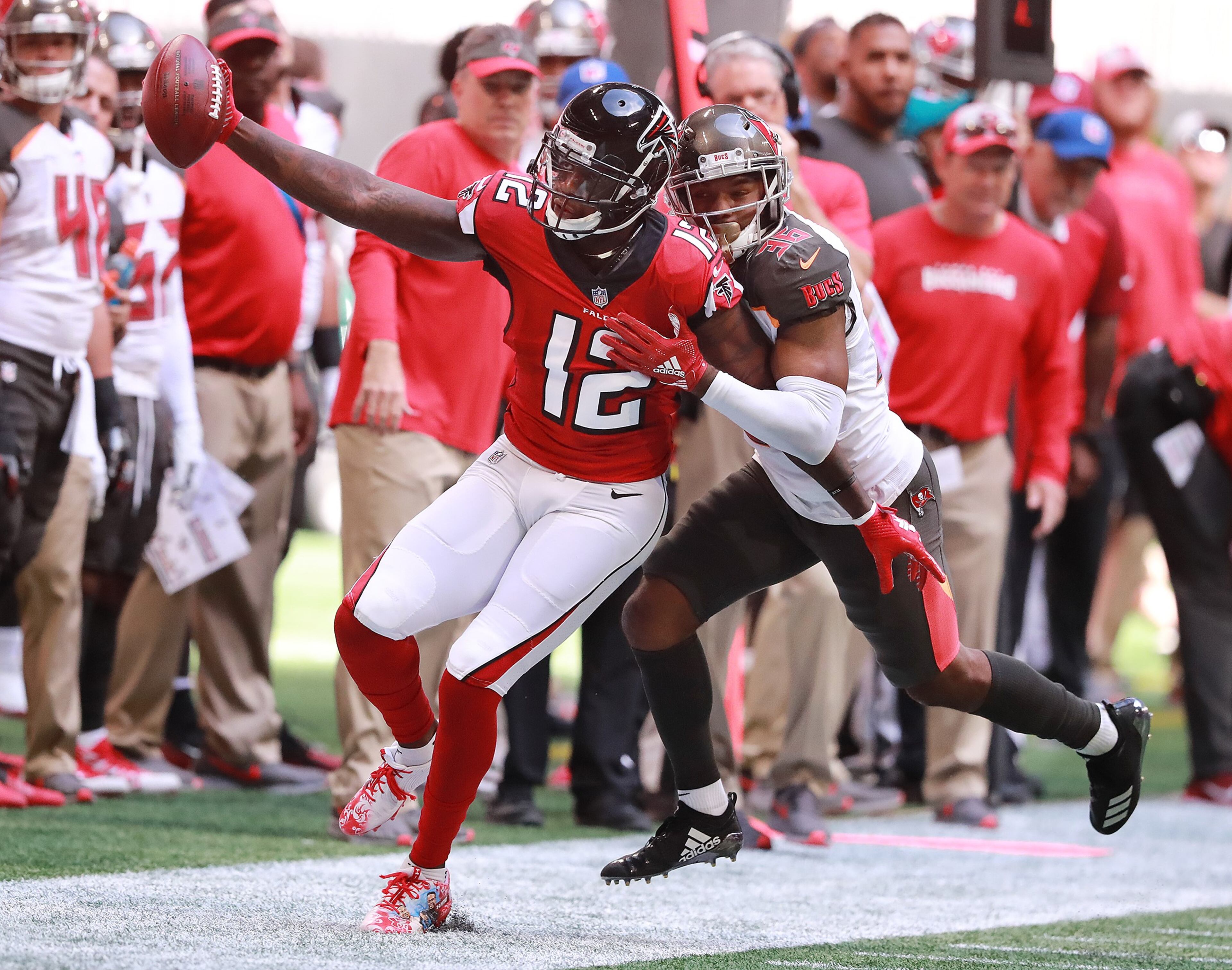 October 14, 2018 Atlanta: Atlanta Falcons wide receiver Mohamed Sanu makes a first down reception against Tampa Bay Buccaneers cornerback M.J. Stewart during the first half in a NFL football game on Sunday, Oct 14, 2018, in Atlanta. Curtis Compton/ccompton@ajc.com