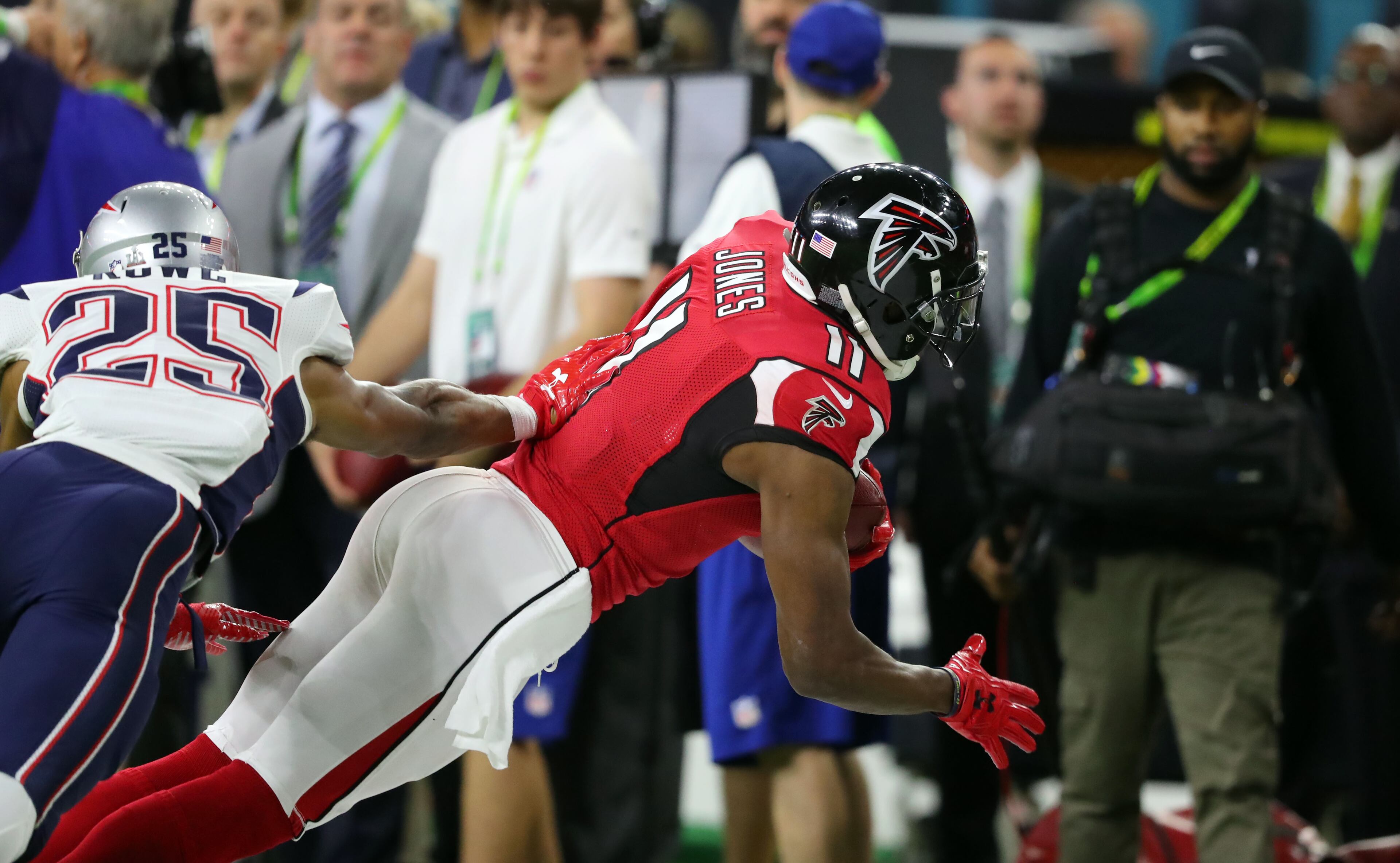 FEBRUARY 5, 2017 HOUSTON TX Atlanta Falcons wide receiver Julio Jones (11) catches for a gain in the second quarter to set up a score as the Atlanta Falcons meet the New England Patriots in Super Bowl LI at NRG Stadium in Houston, TX, Sunday, February 5, 2017. Curtis Compton/AJC
