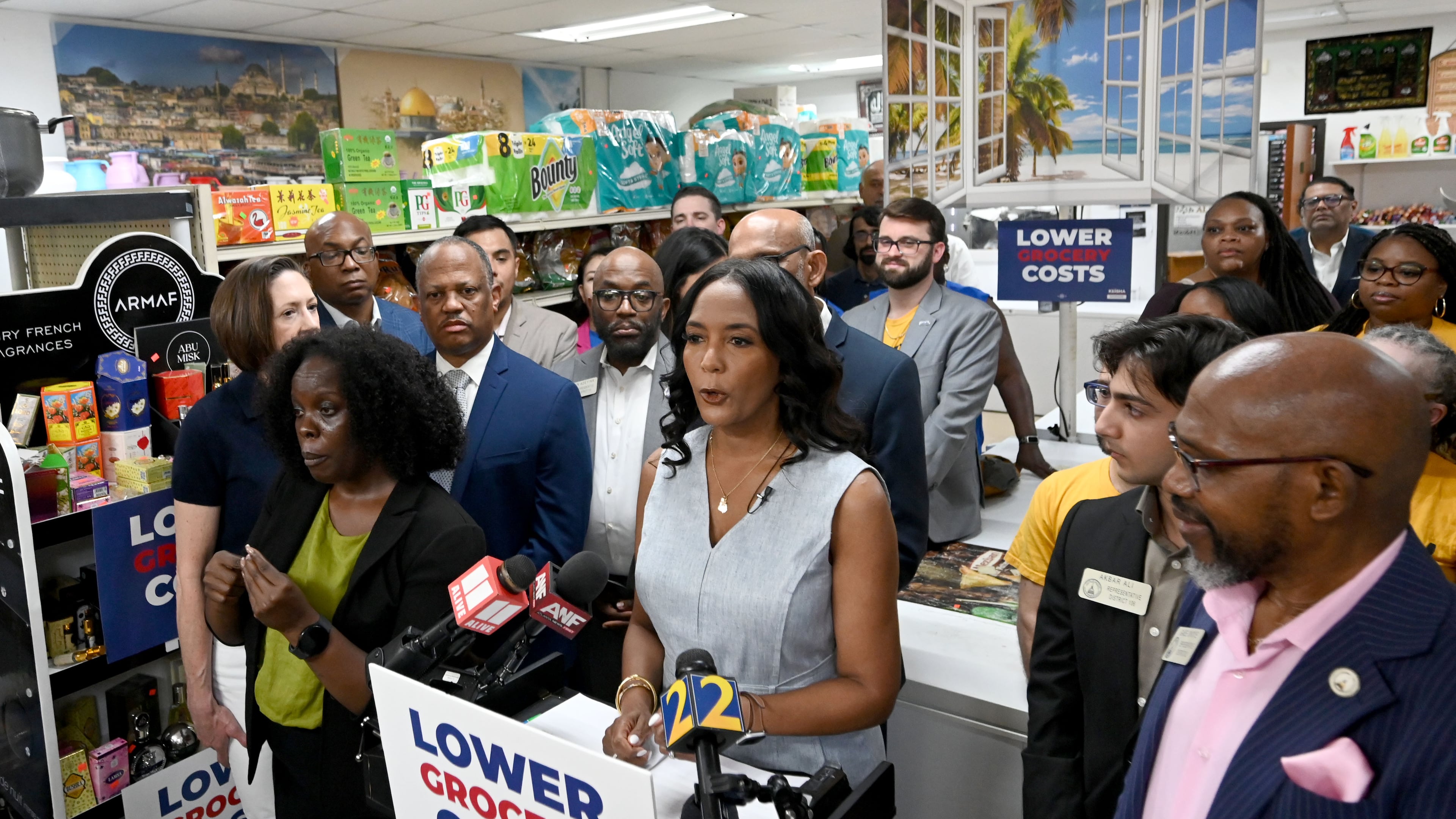 Keisha Lance Bottoms, the Democratic nominee for governor, unveils her proposal to suspend sales taxes on groceries during a press event at Al Huda Groceries on Wednesday, Sept. 2, 2026, in Lawrenceville. (Hyosub Shin/AJC)