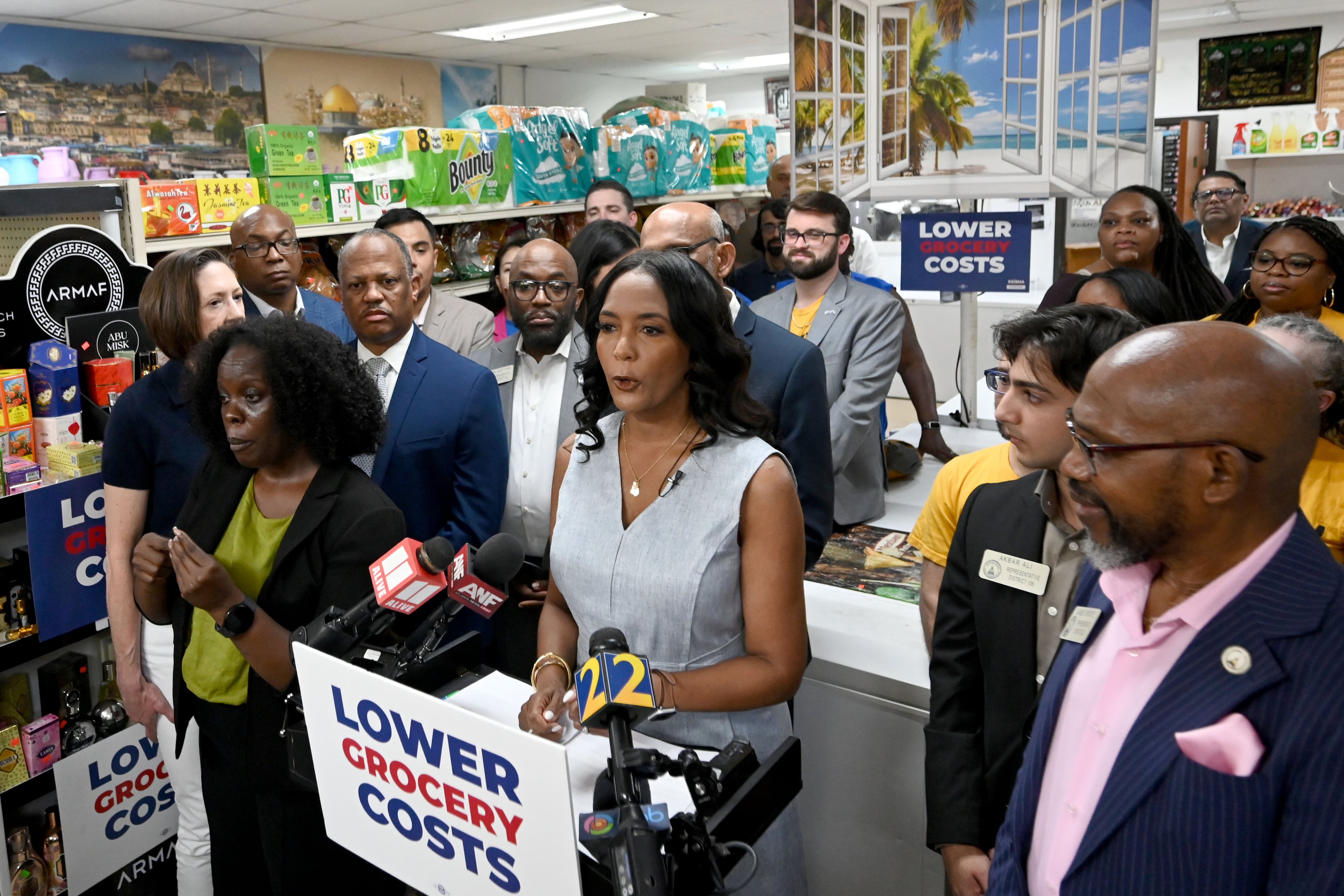 Keisha Lance Bottoms, the Democratic nominee for governor, unveils her proposal to suspend sales taxes on groceries during a press event at Al Huda Groceries on Wednesday, Sept. 2, 2026, in Lawrenceville. (Hyosub Shin/AJC)