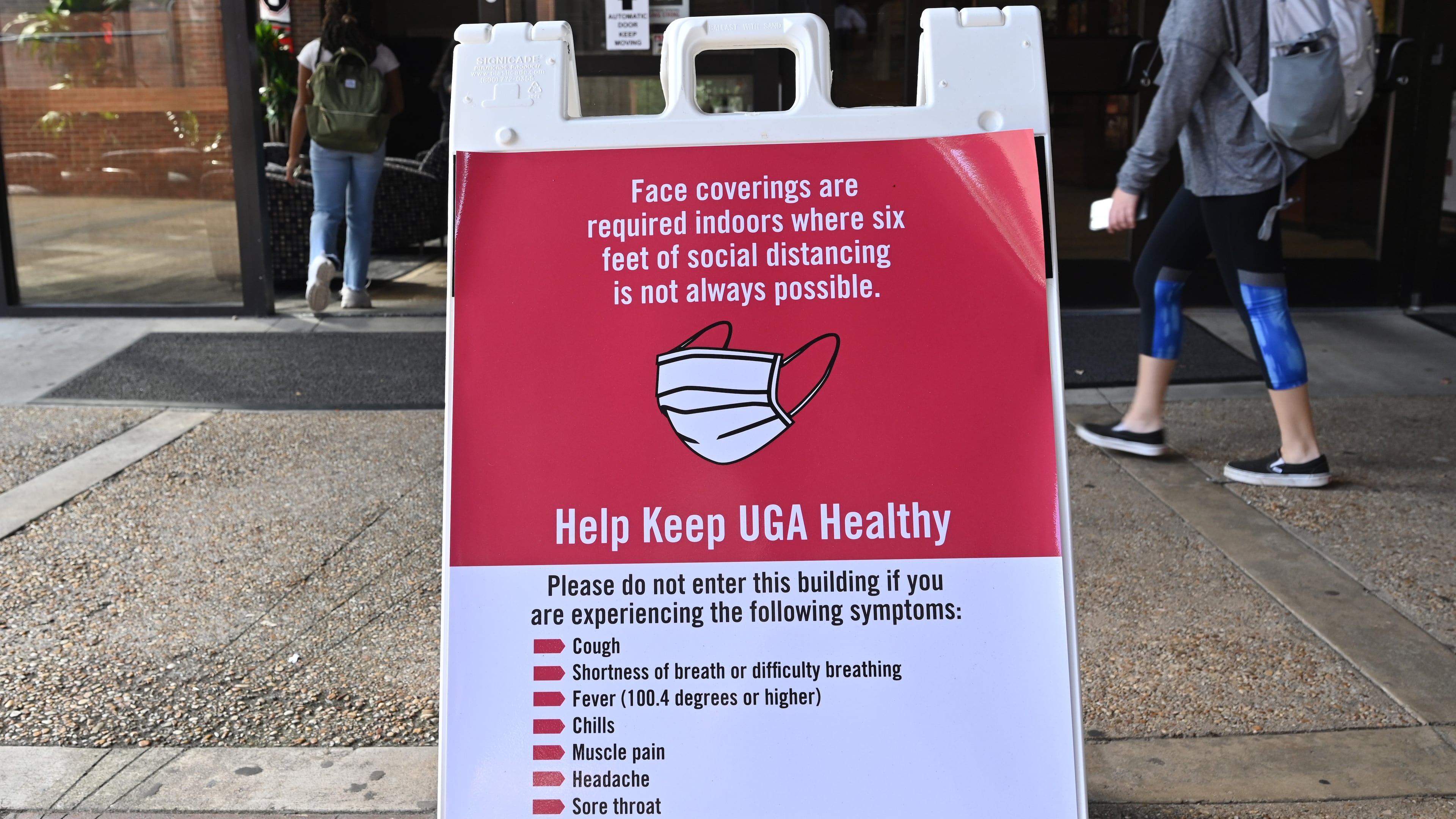 Two professors say Georgia colleges should move to online classes since the pandemic is 10 times worse than at the start of the fall semester, and hospitals are running out of beds. (Hyosub Shin / Hyosub.Shin@ajc.com)