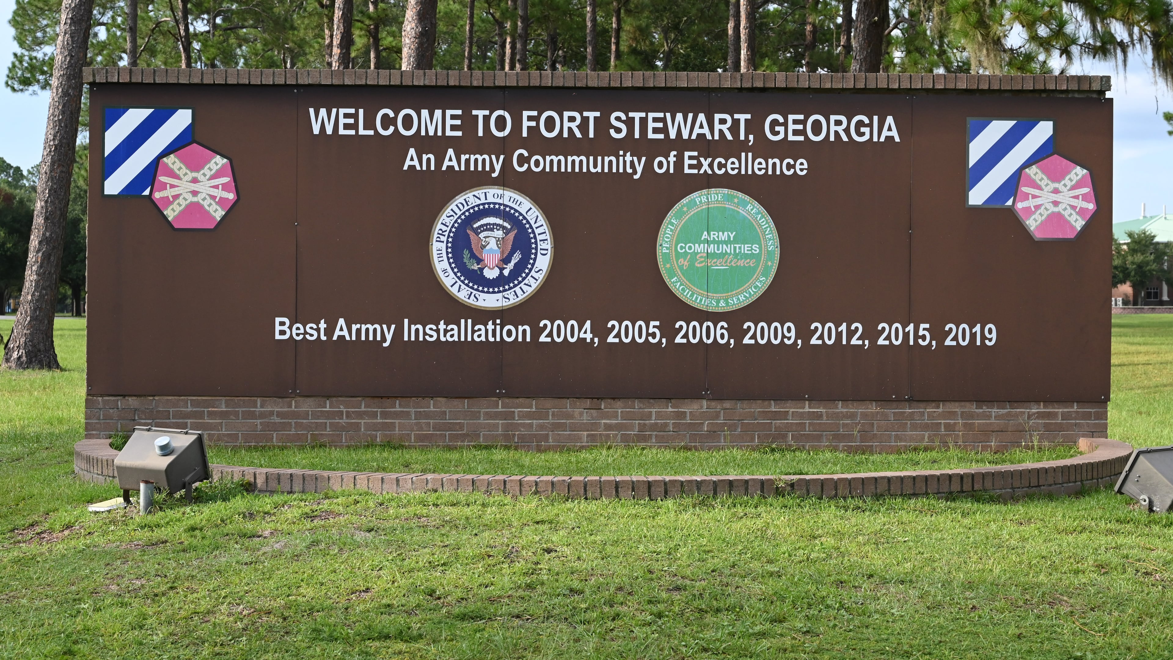 Photo shows the main gate of Fort Stewart in Hinesville. The base went under lockdown Monday after shots were fired, officials said. (Hyosub Shin/AJC 2025)