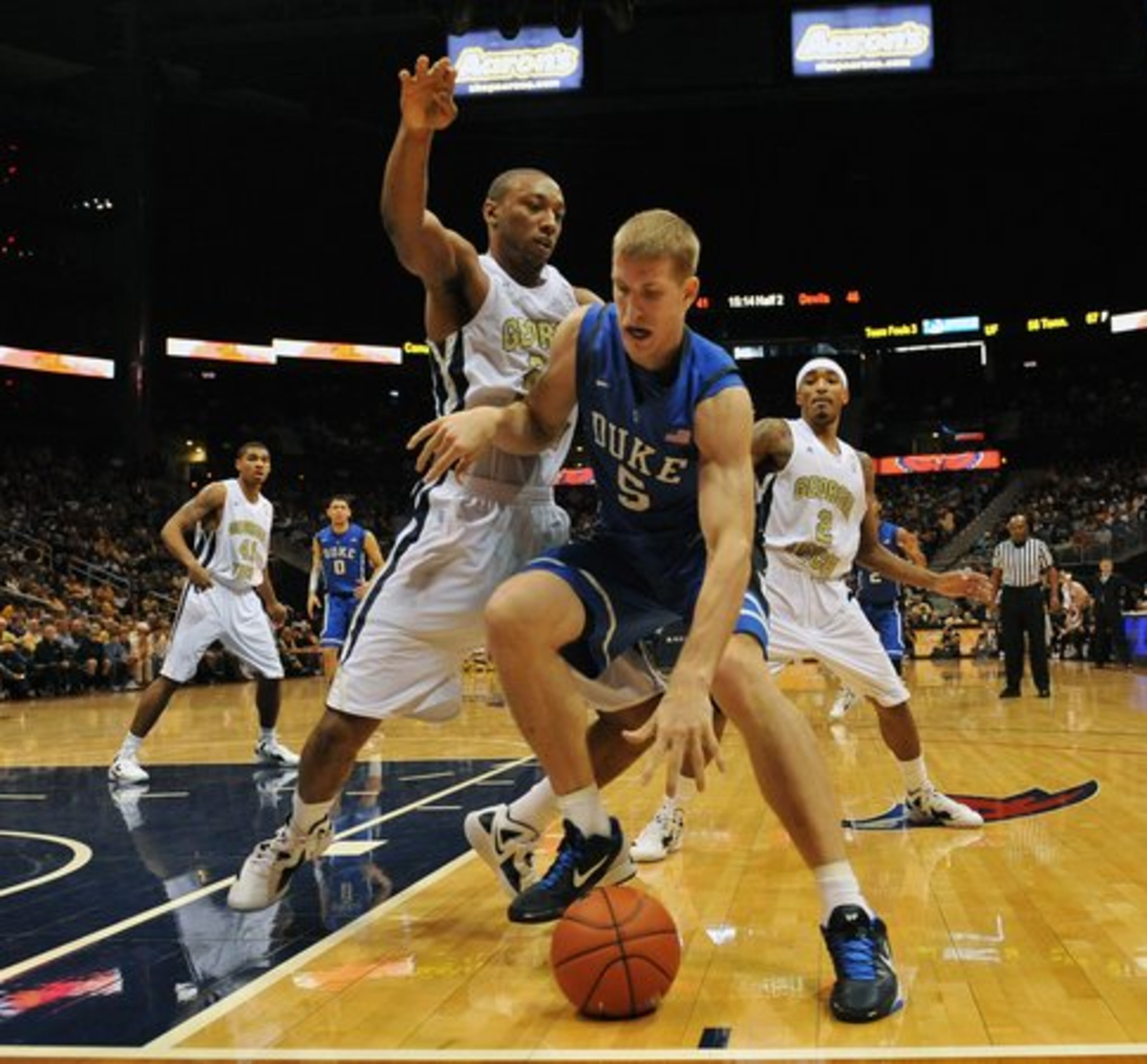 Holsey tries to keep Mason Plumlee from getting to the basket.