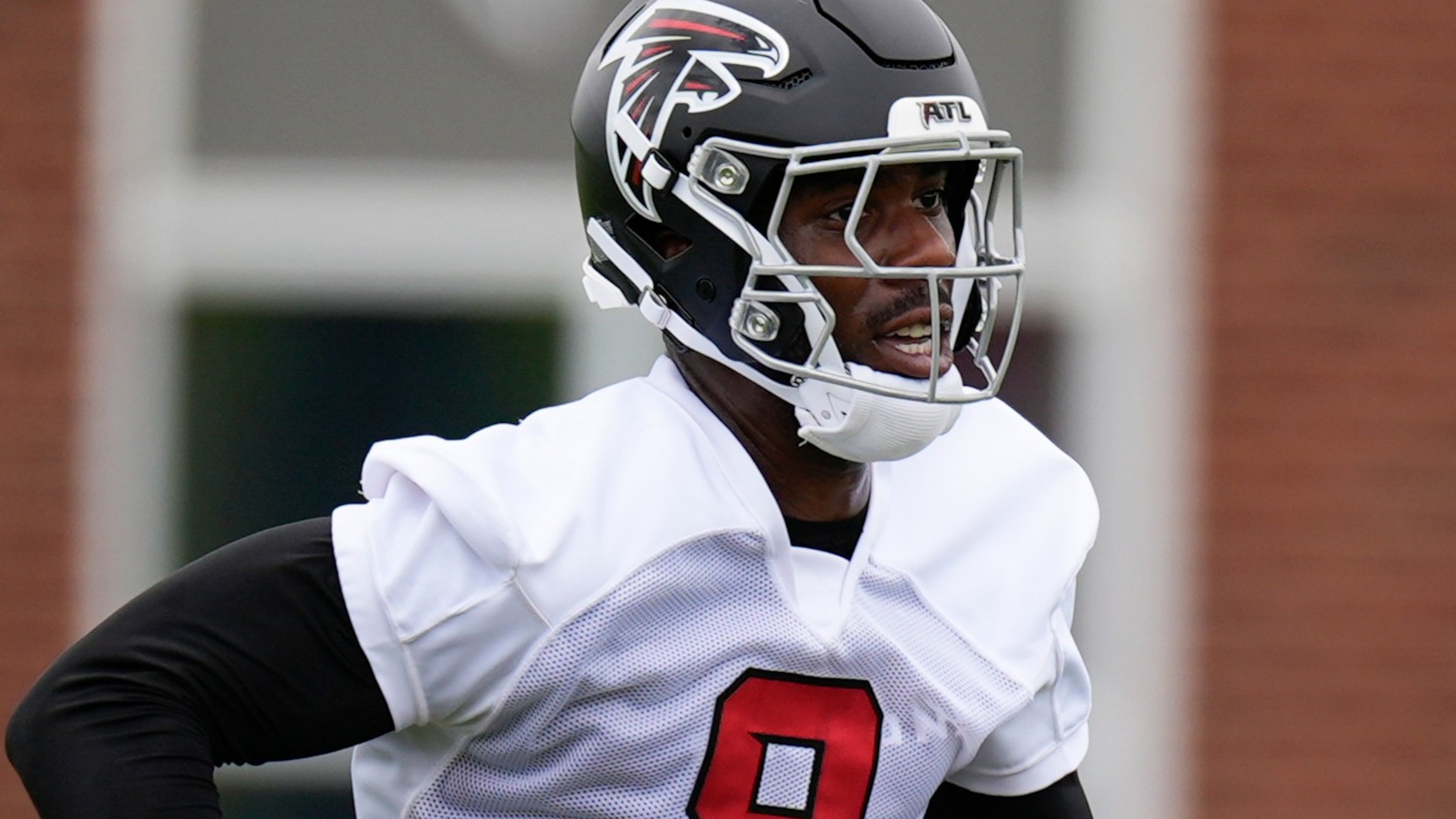 Atlanta Falcons tight end Kyle Pitts Sr. works out during NFL football practice, Monday, June 8, 2026, in Flowery Branch, Ga.(AP Photo/Mike Stewart)