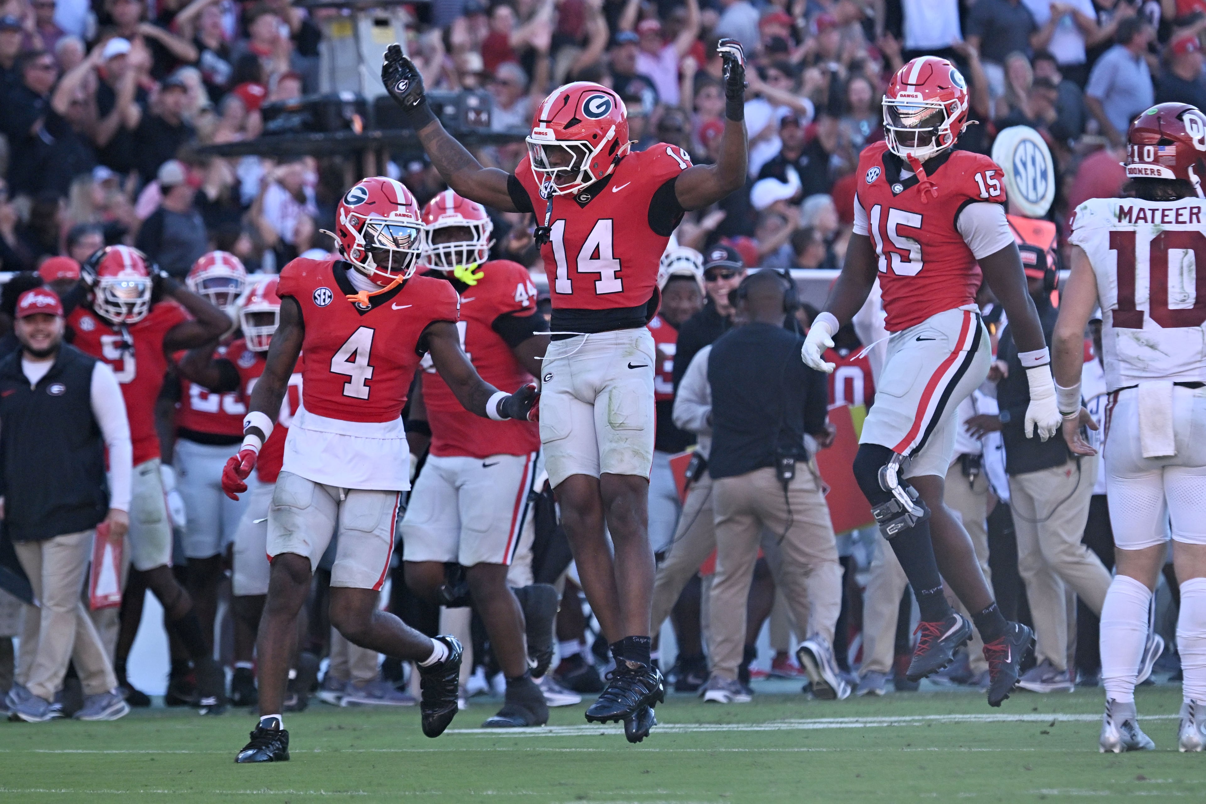 Georgia safety Rasean Dinkins (center) reacts after recovering an Oklahoma fumble during the second half of an NCAA football game at Sanford Stadium on Saturday, Sept. 26, 2026, in Athens, Ga. Georgia defeated Oklahoma 41-13. (Hyosub Shin/AJC)