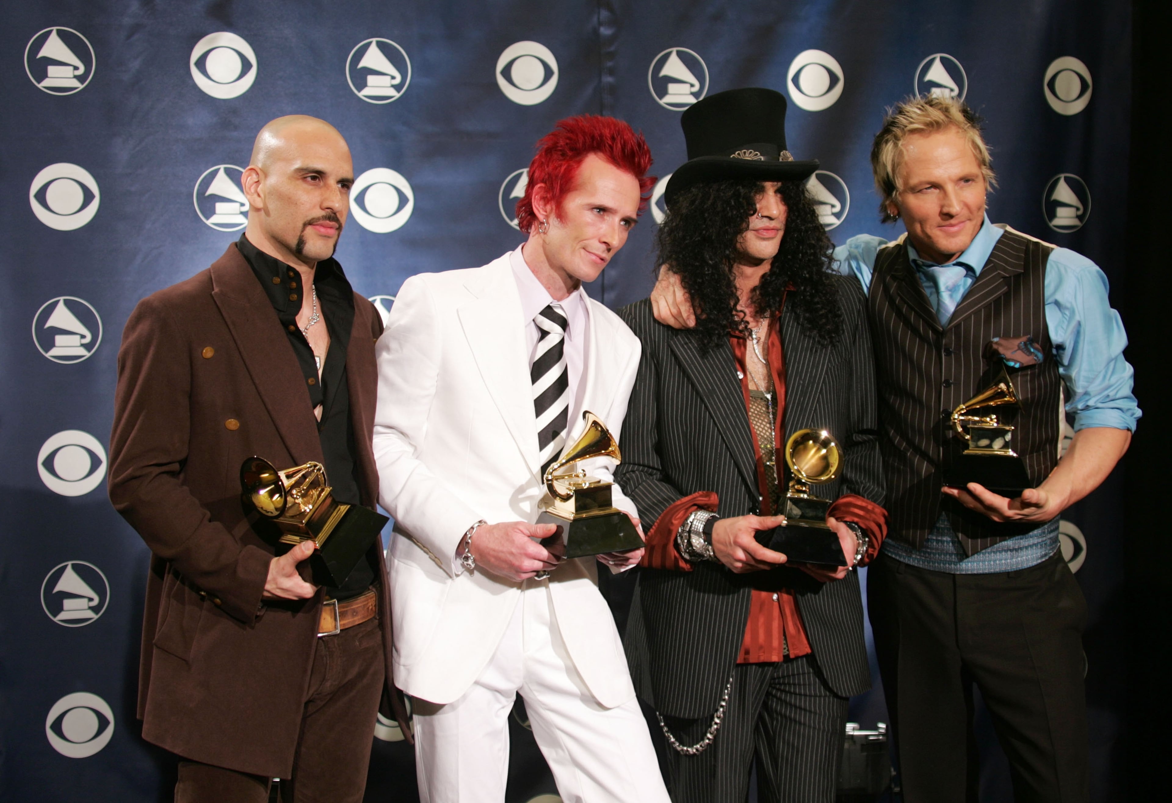 LOS ANGELES, CA - FEBRUARY 13: Dave Kushner (L-R), Scott Weiland, Slash, and Matt Sorum, of Velvet Revolver pose backstage with their award for "Best Rock Song" during the 47th Annual Grammy Awards at the Staples Center February 13, 2005 in Los Angeles, California. (Photo by Carlo Allegri/Getty Images)
