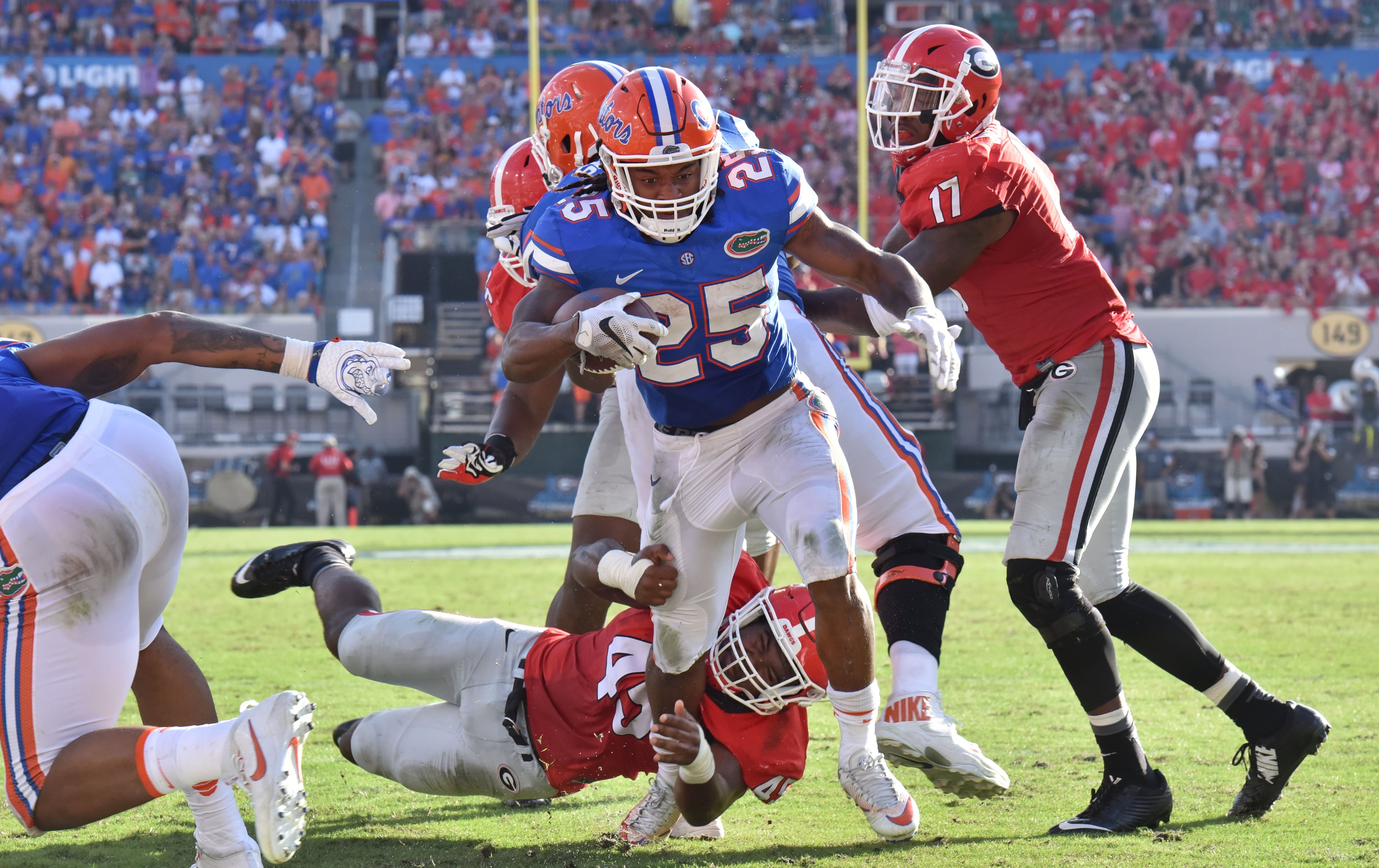October 29, 2016 Jacksonville, Fla. - Florida running back Jordan Scarlett (25) runs past Georgia linebacker Reggie Carter (45) for a touchdown in the first half at EverBank Field in Jacksonville, Florida on Saturday, October 29, 2016. HYOSUB SHIN / HSHIN@AJC.COM