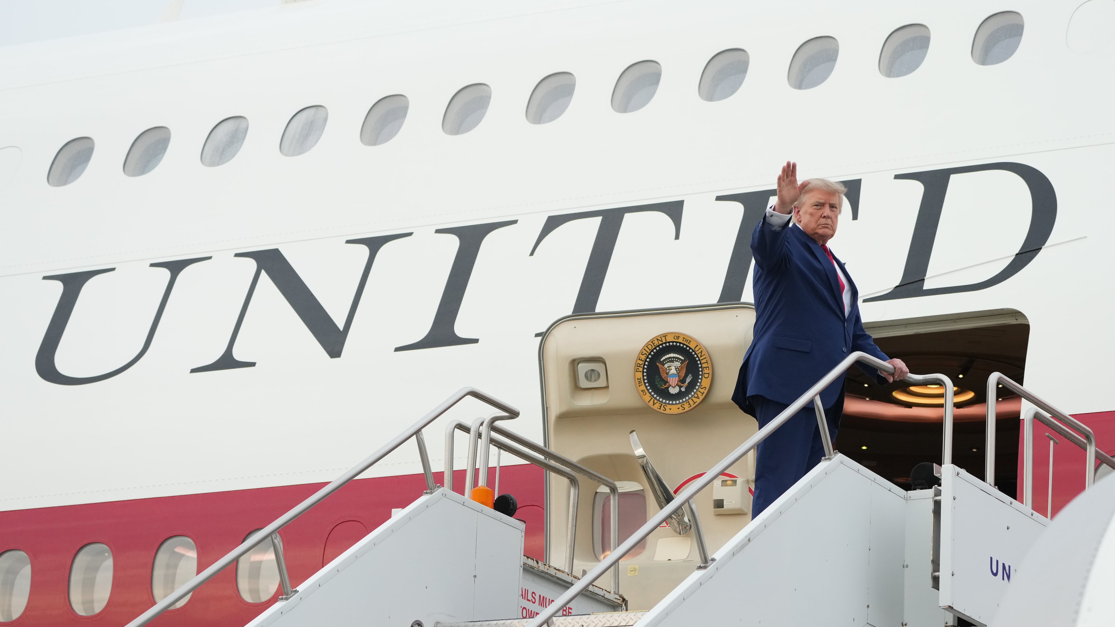 President Donald Trump boards Air Force One at Cleveland Hopkins International Airport in Cleveland, Tuesday, Aug. 11, 2026. (AP Photo/Mark Schiefelbein)