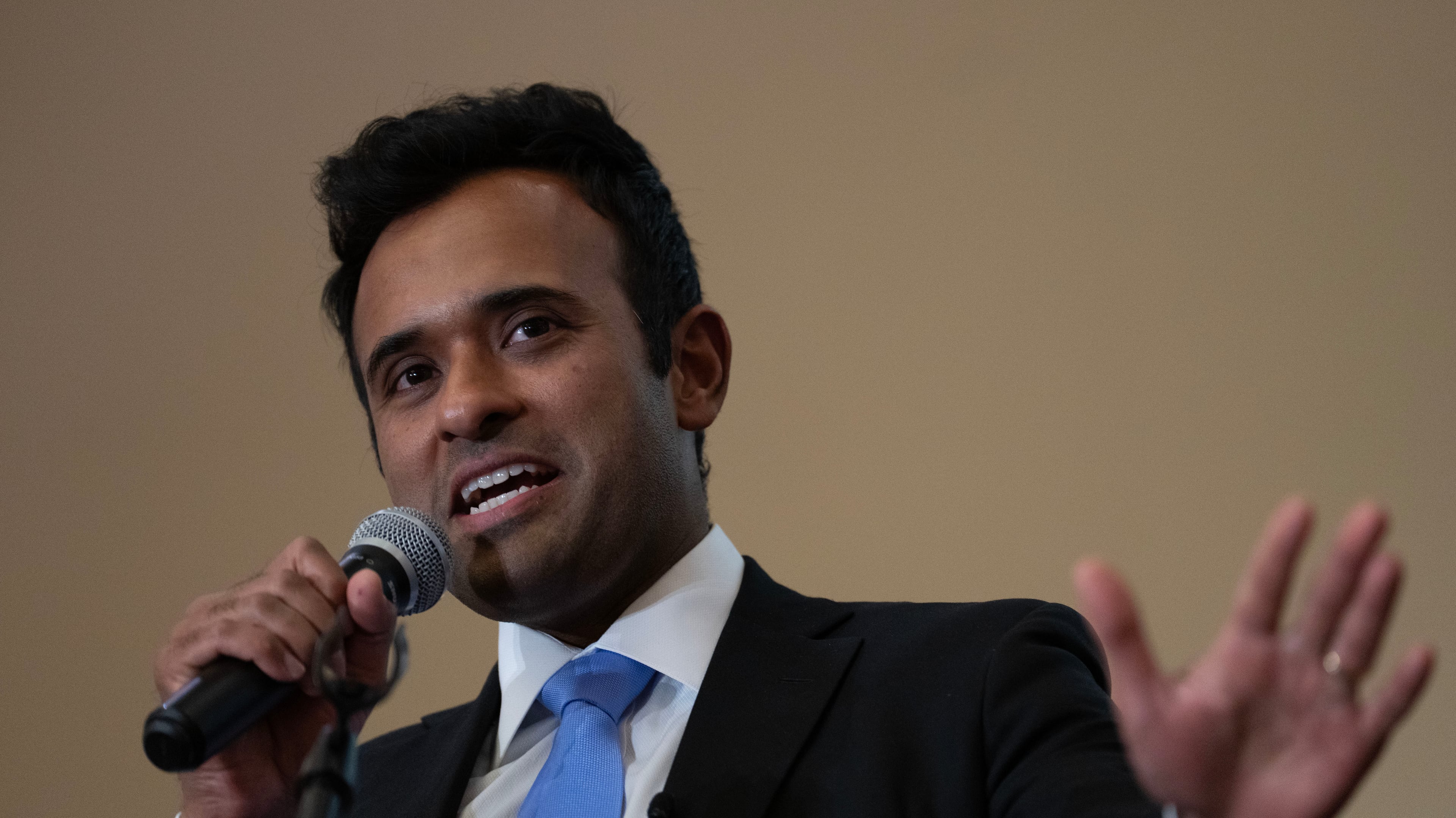 Republican Ohio gubernatorial candidate Vivek Ramaswamy speaks during the Warren County Republicans Lincoln Day Dinner at the Great Wolf Lodge in Mason, Ohio, Friday, April 10, 2026. (AP Photo/Carolyn Kaster)
