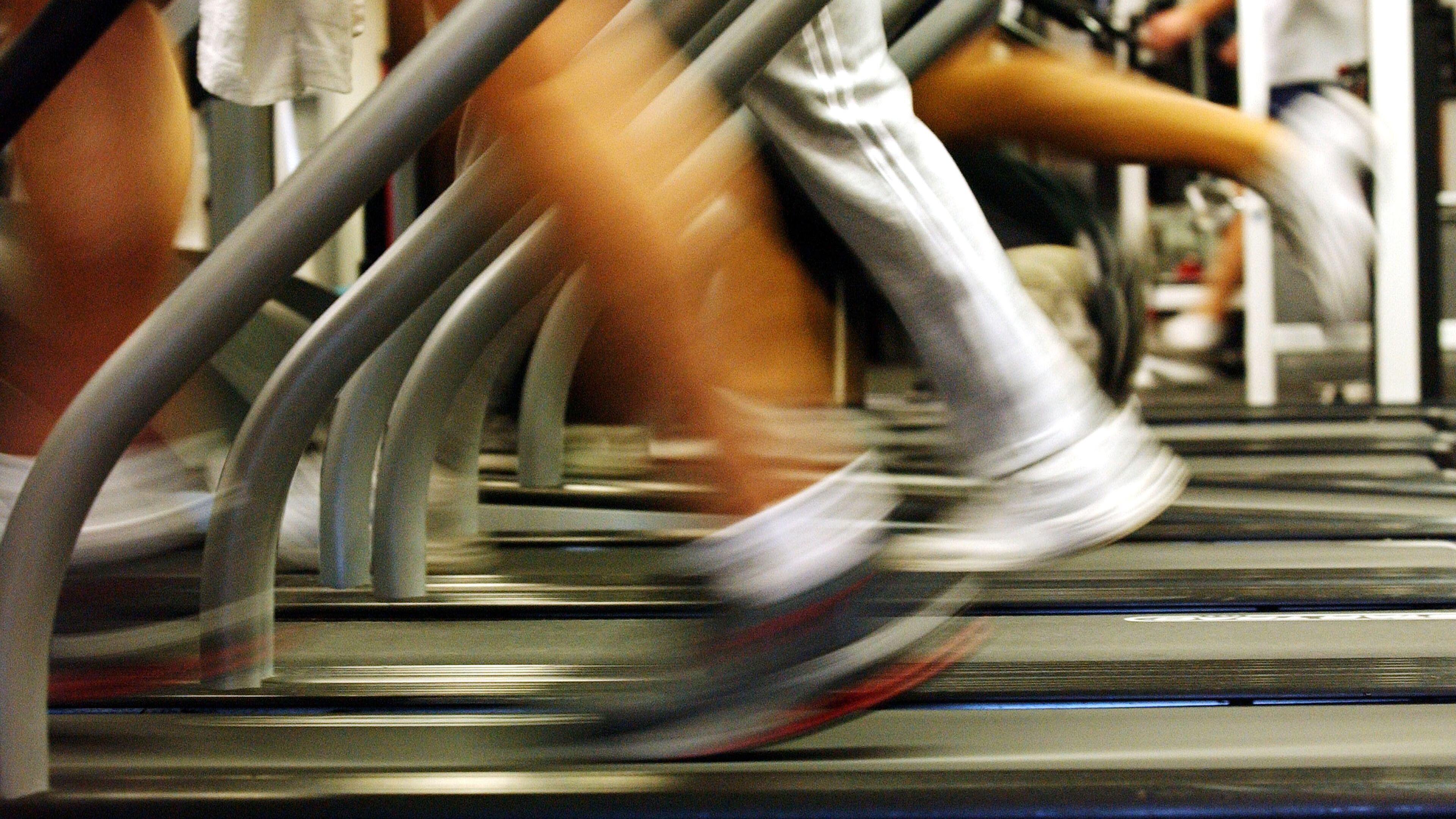 BROOKLYN, NEW YORK - JANUARY 2: People run on treadmills at a New York Sports Club January 2, 2003 in Brooklyn, New York. (Photo by Spencer Platt/Getty Images)